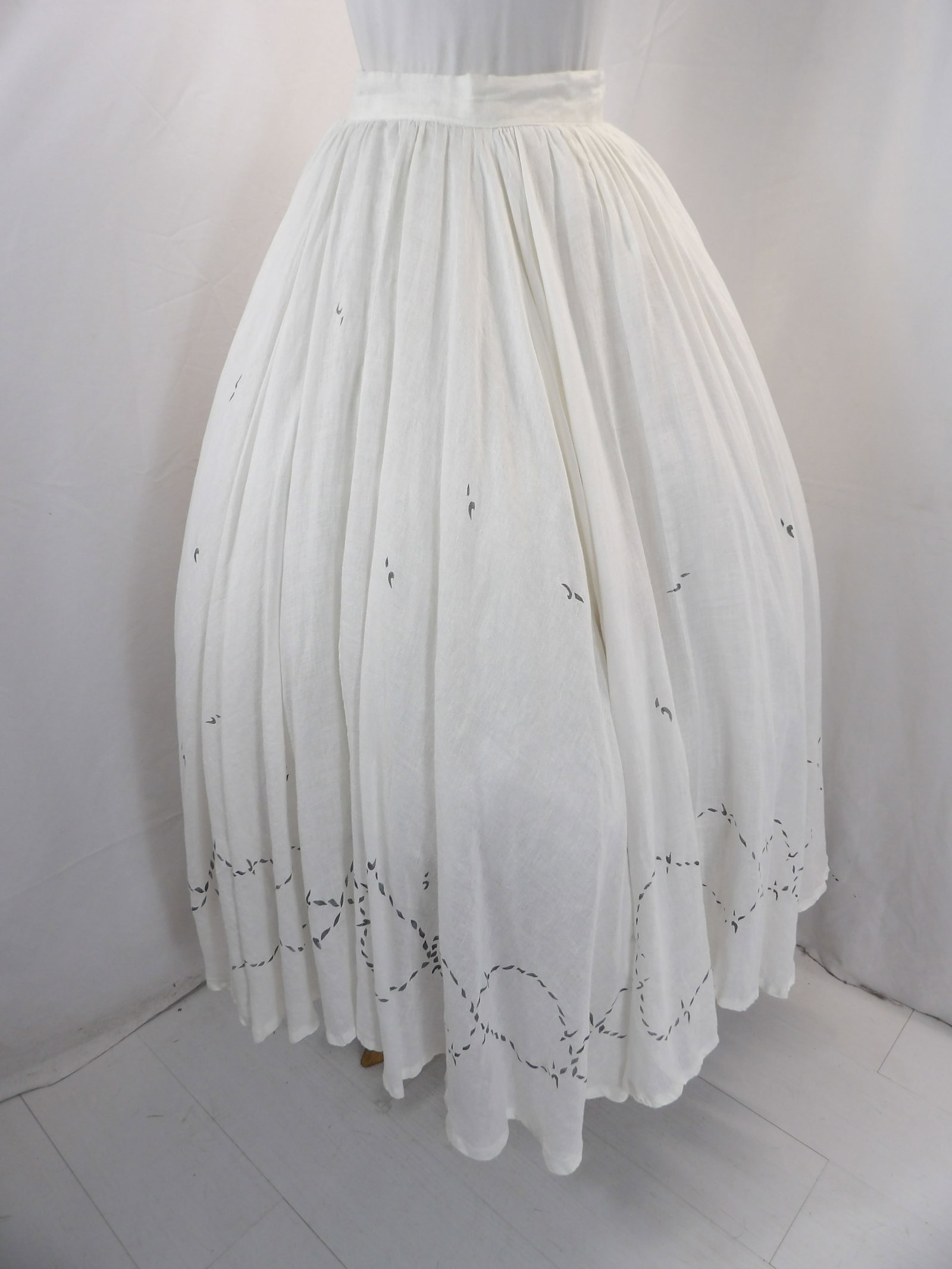 VINTAGE 1980'S MILAGRO HANDPAINTED FULL LENGTH SKIRT: APPROX. 24 WAIST. IN GOOD CONDITION. SEE PHOTOS.