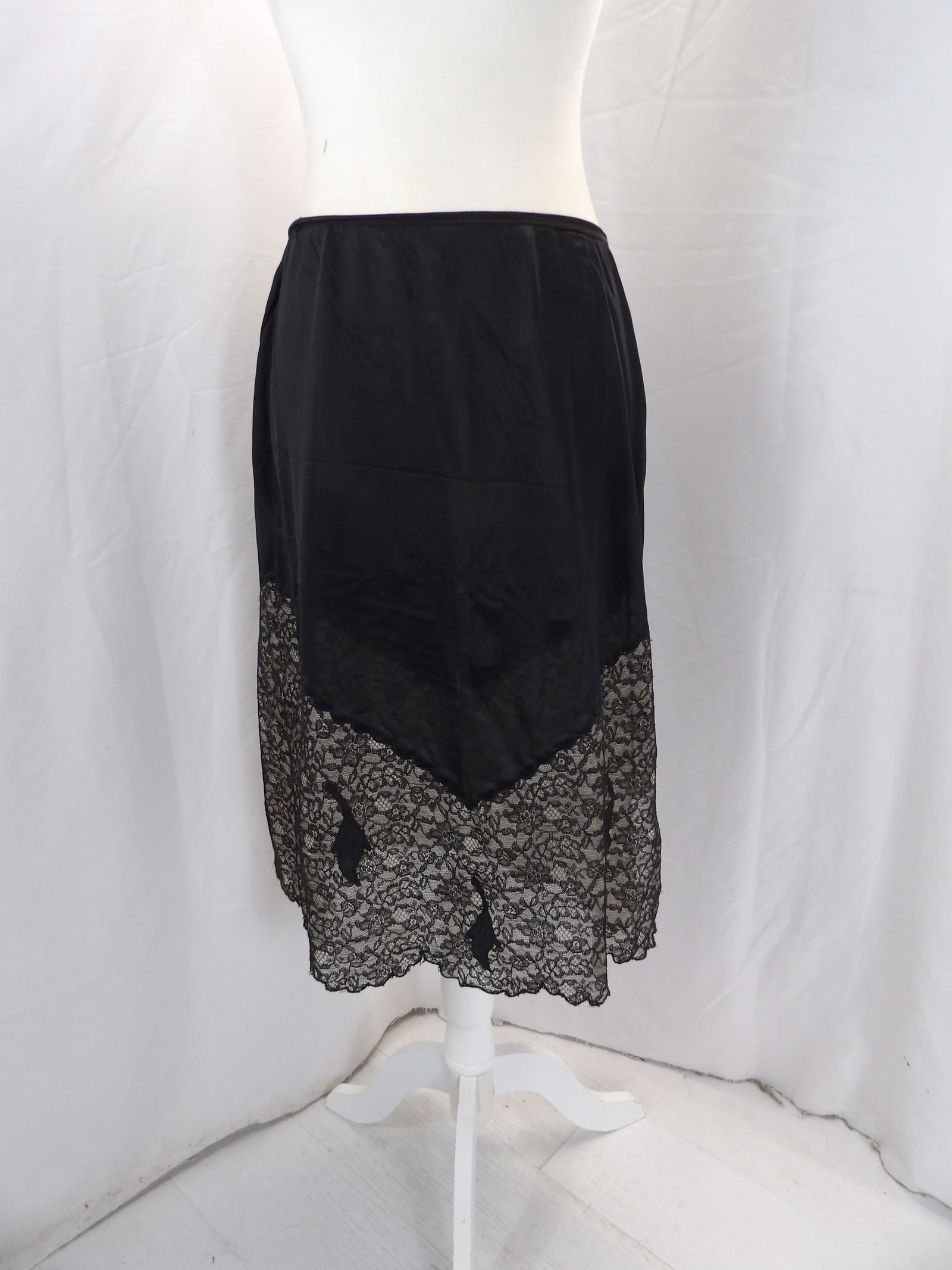 VINTAGE SALEM LINGERIE 1950'S BLACK NYLON & LACE SLIP: APPROX. 30 WAIST. THERE IS A HOLE IN THE LACE. SEE PHOTOS.