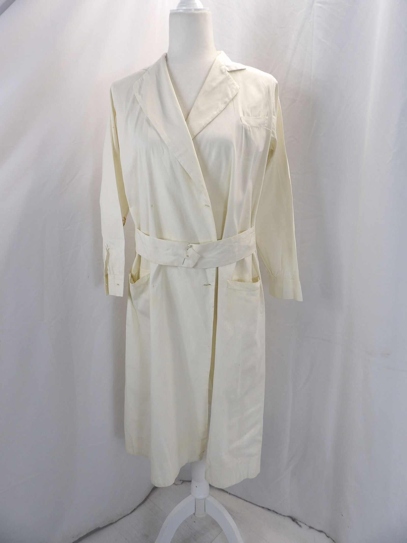 VINTAGE EARLY WHITE COTTON DUSTER: APPROX. 36 BUST & WAIST. BROWN STAINS THROUGHOUT. SEE PHOTOS.