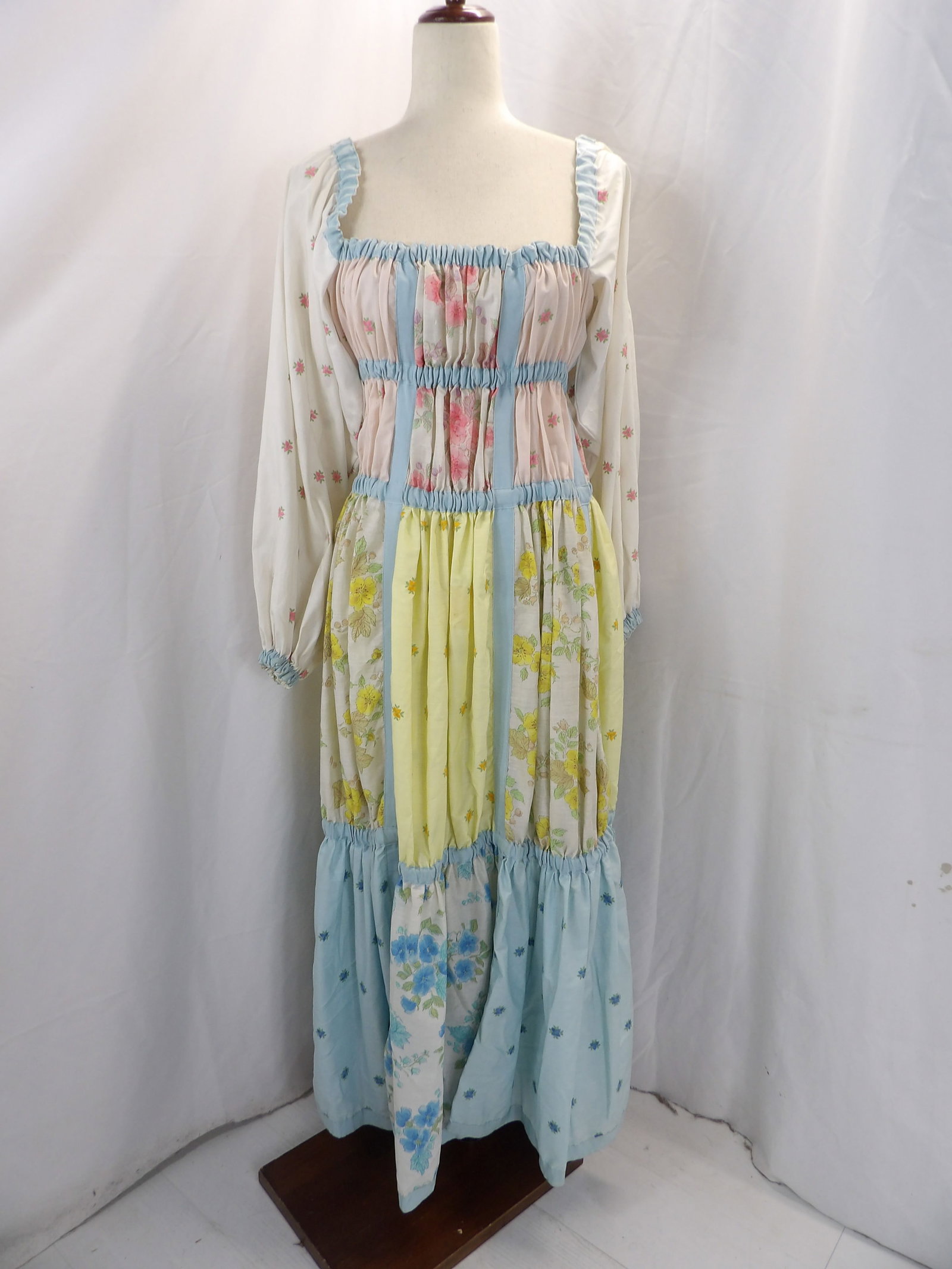 VINTAGE 1970'S BOHEMIAN FLOWER CHILD FLORAL RUFFLED MAXI DRESS: APPROX. 14-46 BUST, 22-42 WAIST. ELASTIC AT THE SHOULDERS NEEDS REPLACING OTHERWISE IN GOOD CONDITION. SEE PHOTOS.