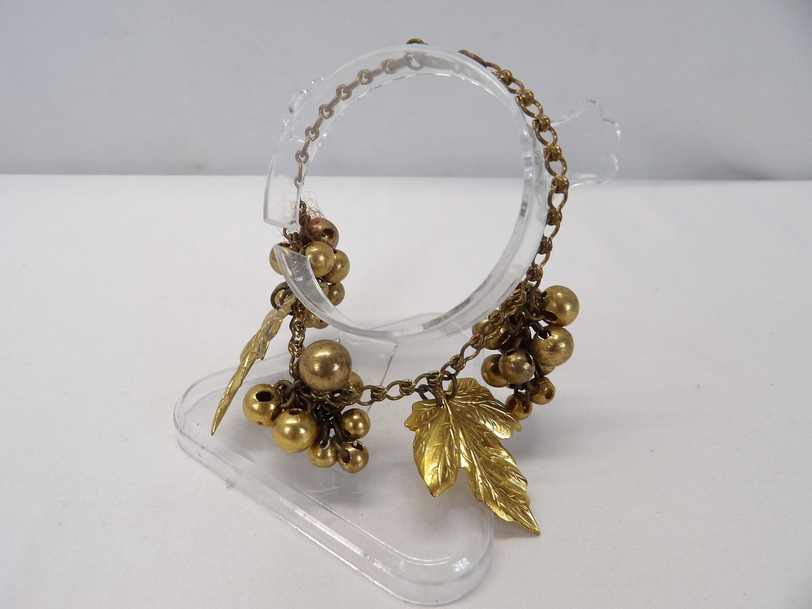 Antique Gold Tone Grape Leaf & Bunches Charm Bracelet: approx. 8 inches