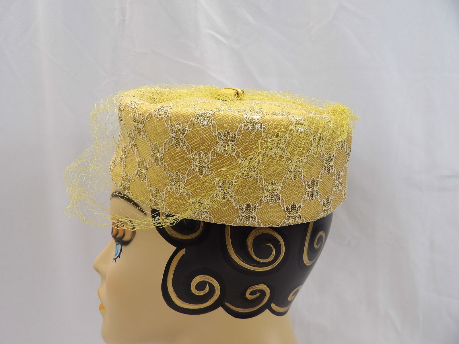 Vintage 1950's Gold Metallic Design Pill Box Hat with Original Netting: good condition, see photo's