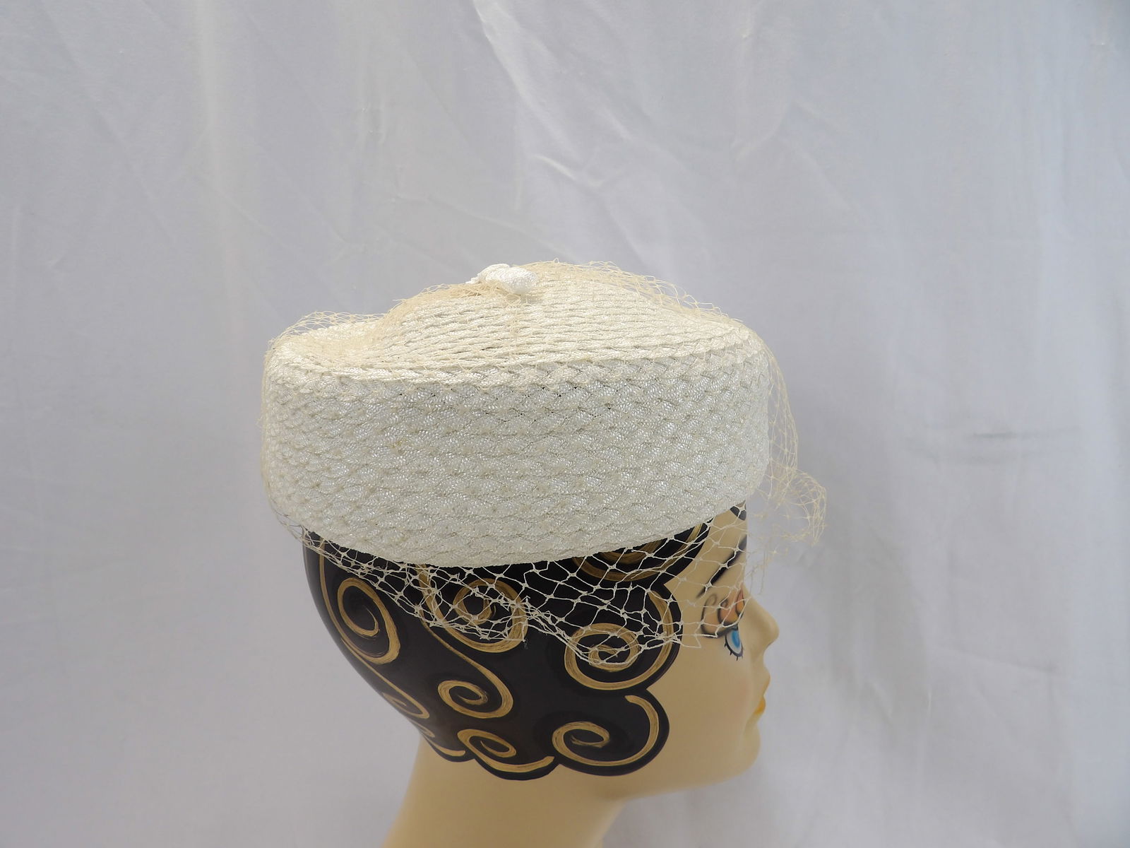 Vintage 1950's White Woven Pill Box Hat with Original Netting: good condition, see photo's