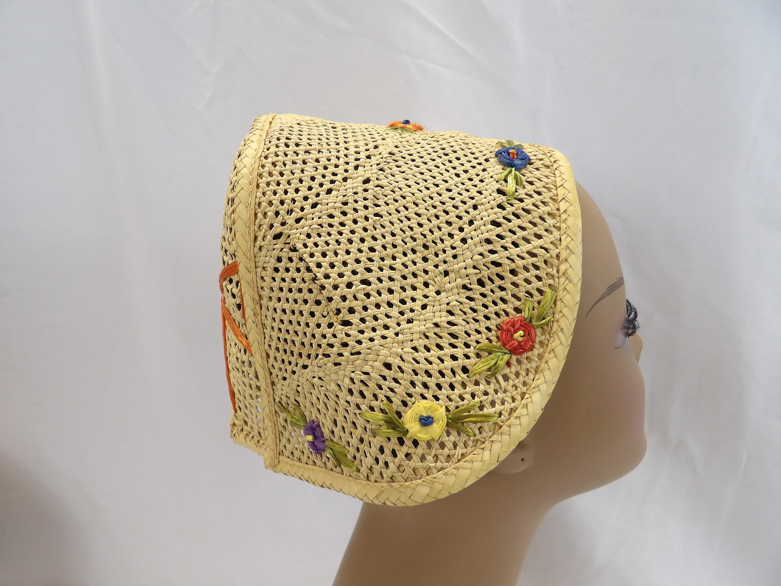 Vintage Wicker Bonnet with Raffia Embroidery: good condition, see photo's