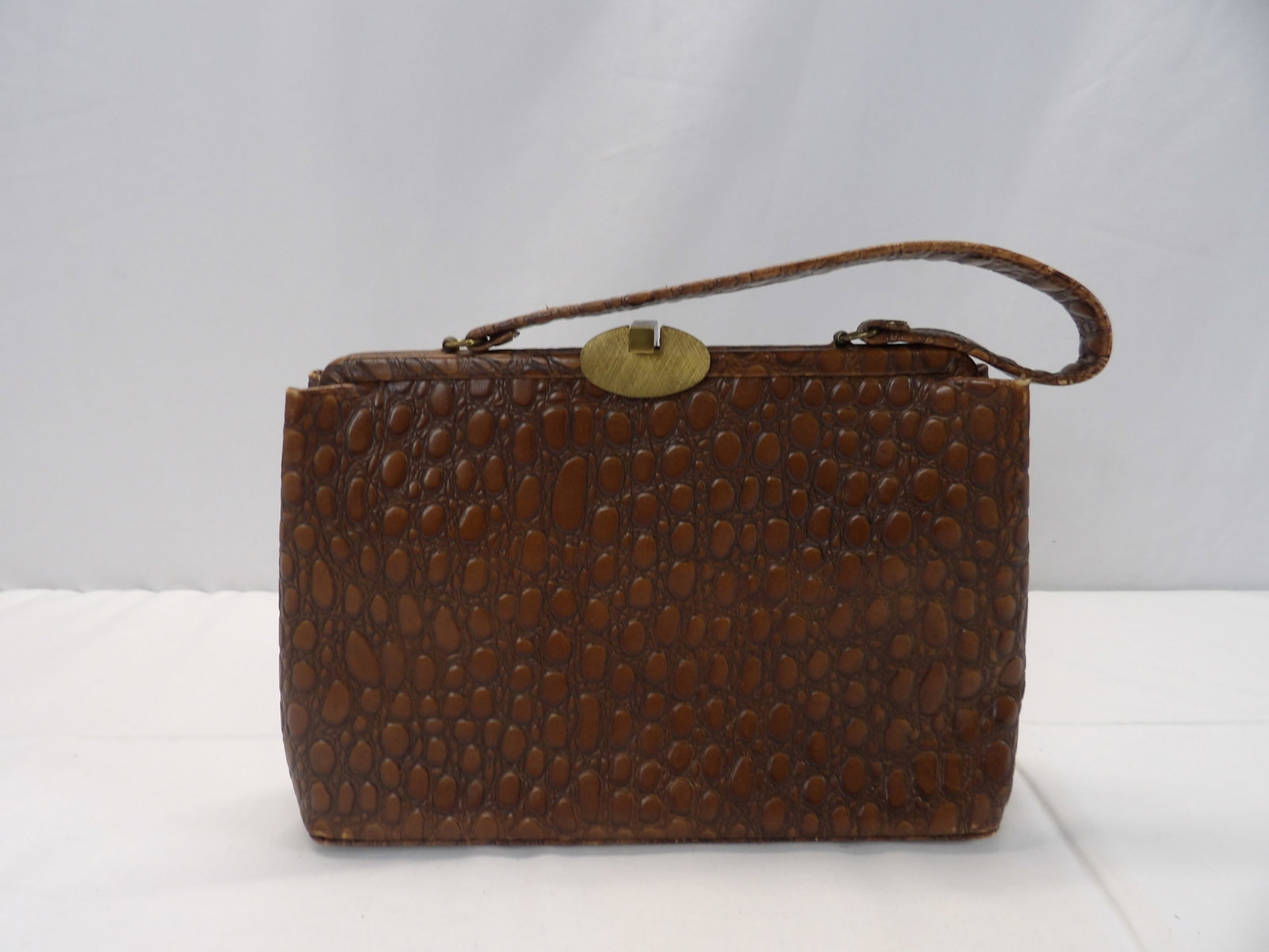 Vintage Ar-Step Brown Gator Print Leather Pocketbook: approx. 8 x 12 x 3, some minor wear, and some marks on inside