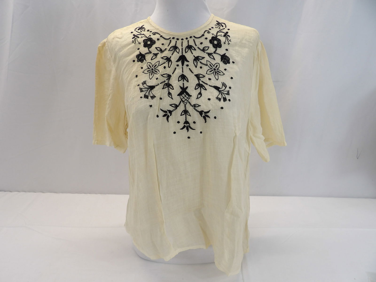Vintage 1930/40's White Cotton & Black Embroidered Blouse (1 of 5)