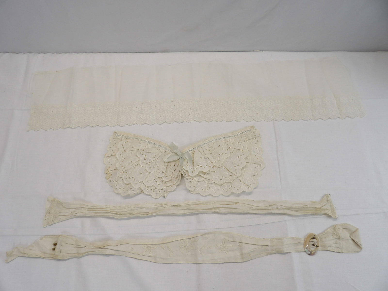 Lot Antique White Dress Pieces & Belt with Mother of Pearl Buckle: see photo's