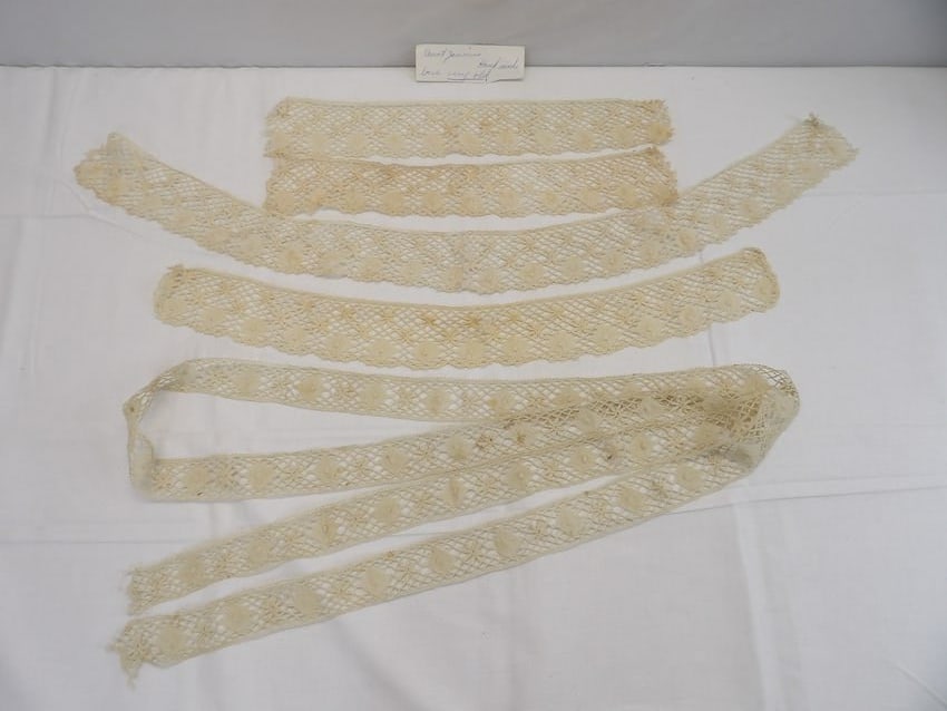 Antique Needle Lace with Note "Aunt Jennie Hand Made Lace, Very Old": see photo's