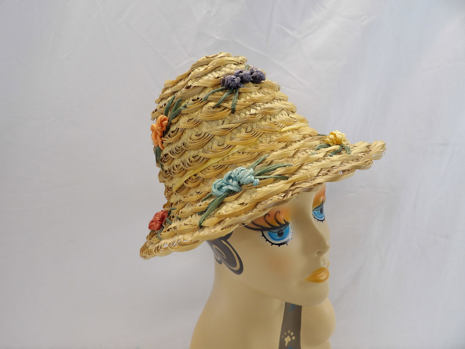 Vintage Wicker Beach Hat with Colorful Raffia Flowers: good condition, see photo's