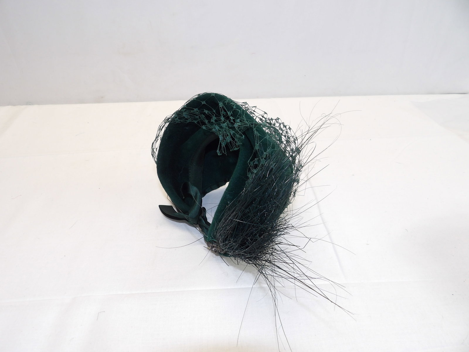 Antique Childs Green Velour Bonnet with Feathers: good condition, see photo's