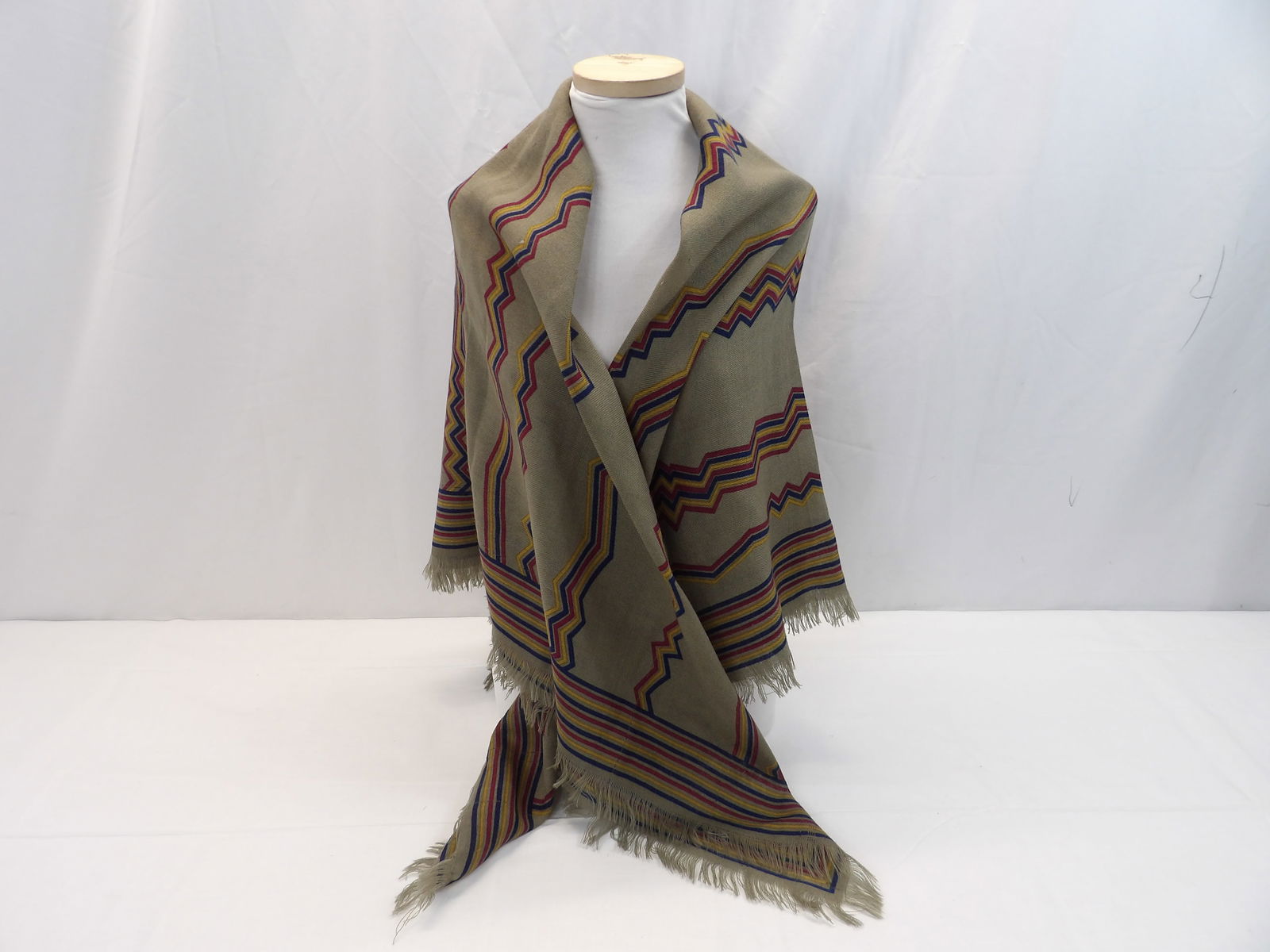 Vintage 1980/90's Bill Blass Scarf: approx. 48 square, see photo's