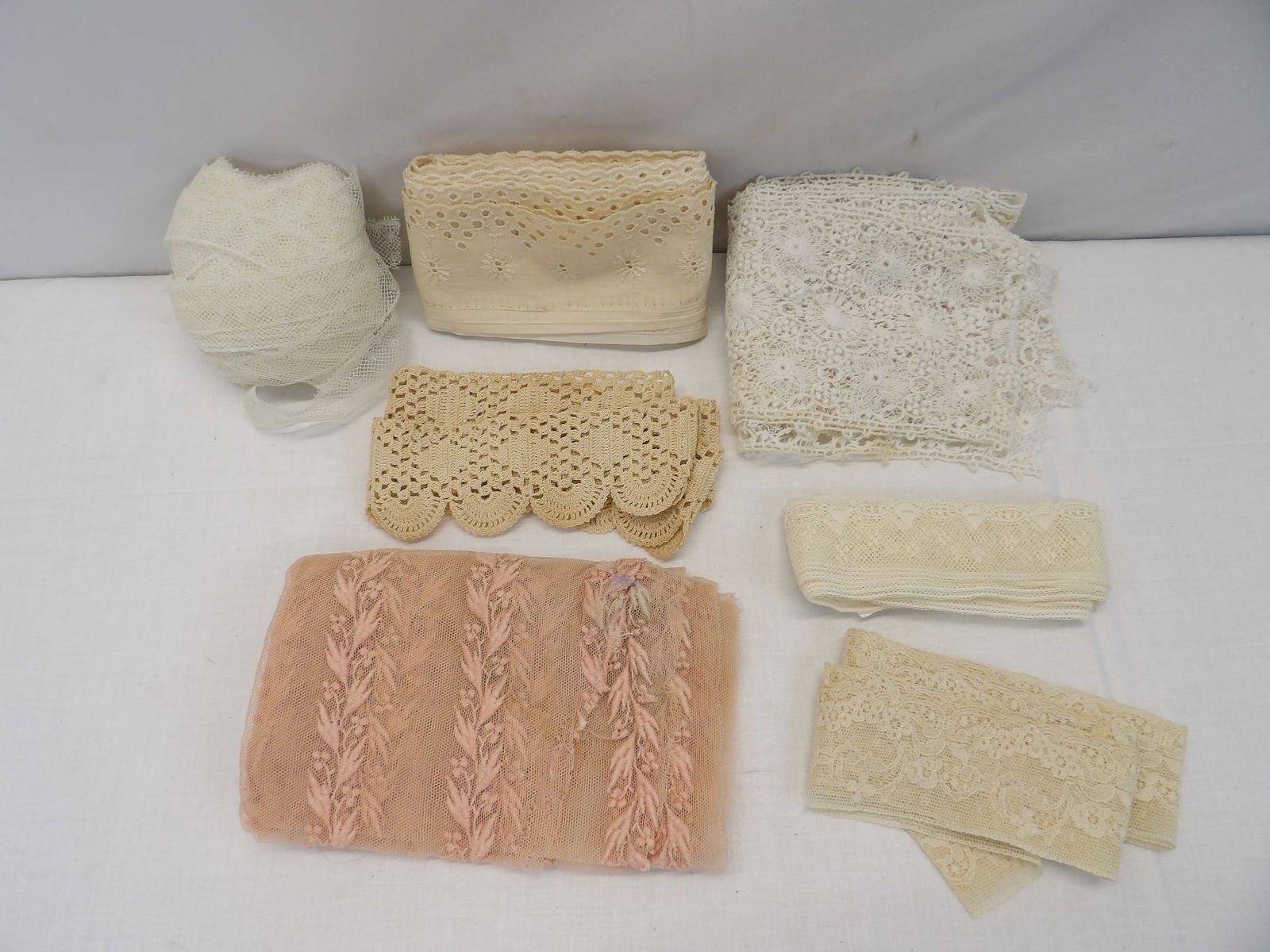 Lot of Vintage & Antique Lace Trims: see photo's