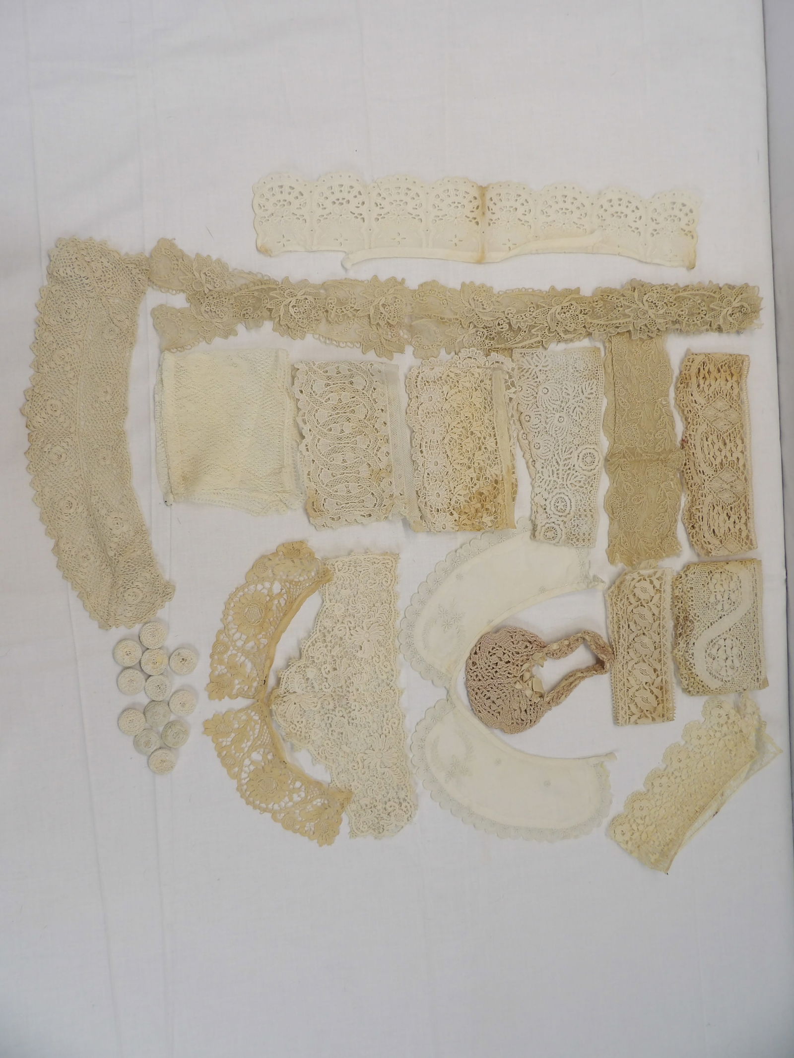 Lot of Antique Lace Trims: see photo's