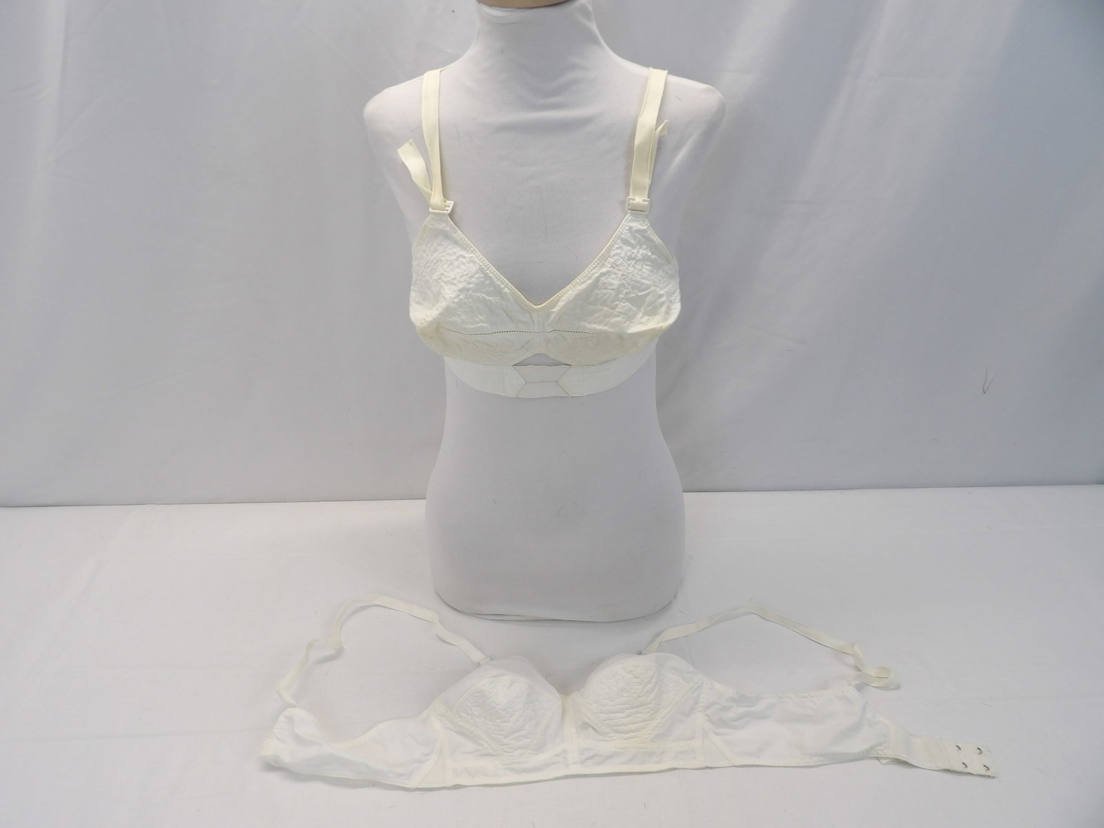 Lot of 2 Vintage 1950's Bra's, Chansonette Maidenform Bullet Bra size 34B, Warner's size 34A: slight yellowing, see photo's