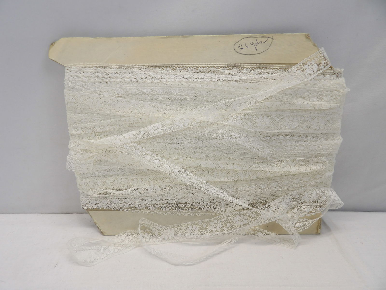 36 Yards Vintage White Lace: see photo's