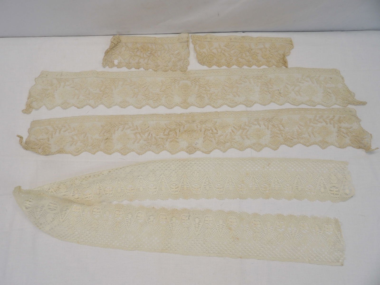 Lot of Antique Needle Lace: see photo's