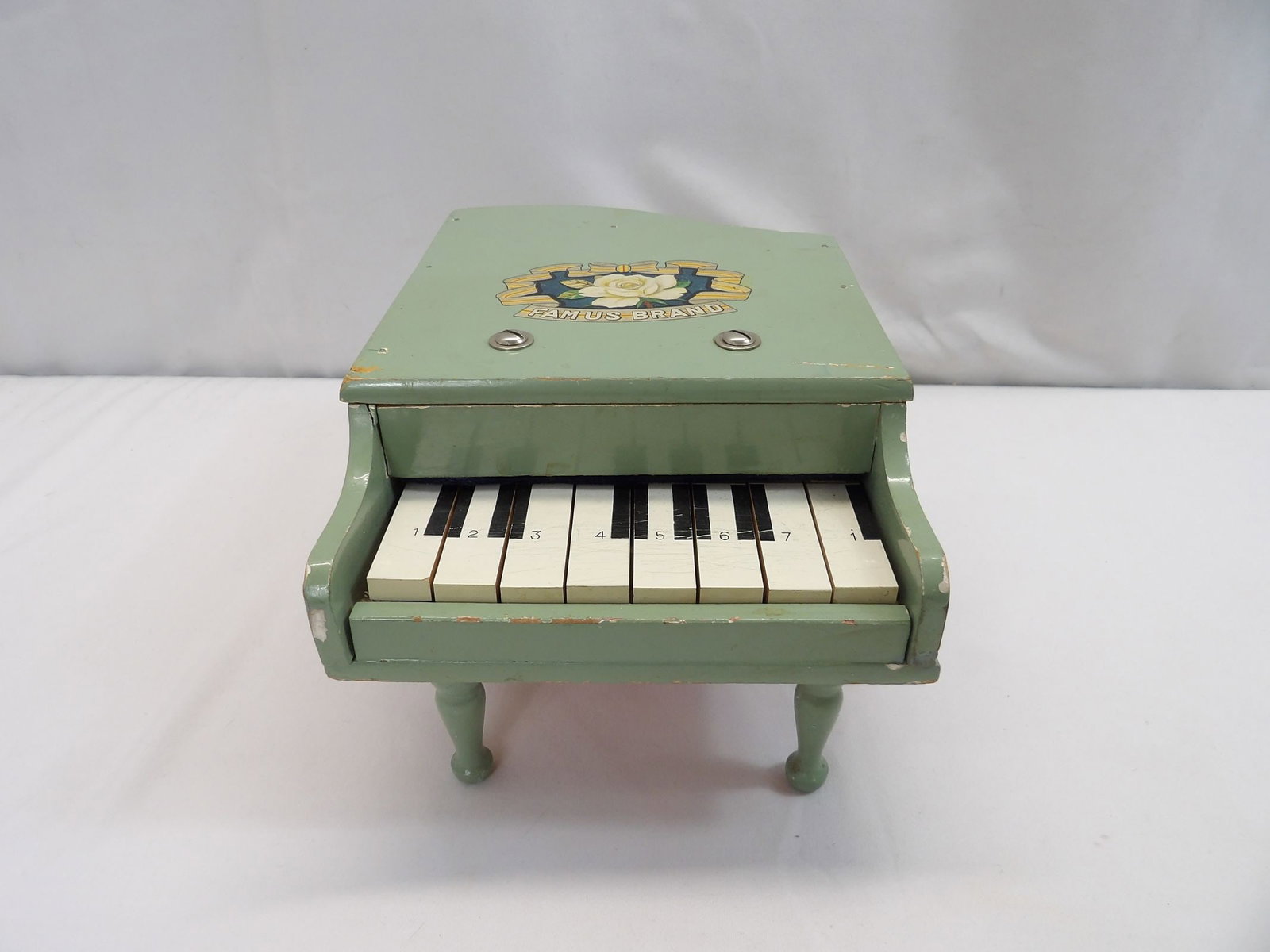 Vintage 1950's Made in Japan Toy Grand Piano, by Famus Brand: approx. 10 x 6 1/2 x 5 1/4, all keys work, see photo's