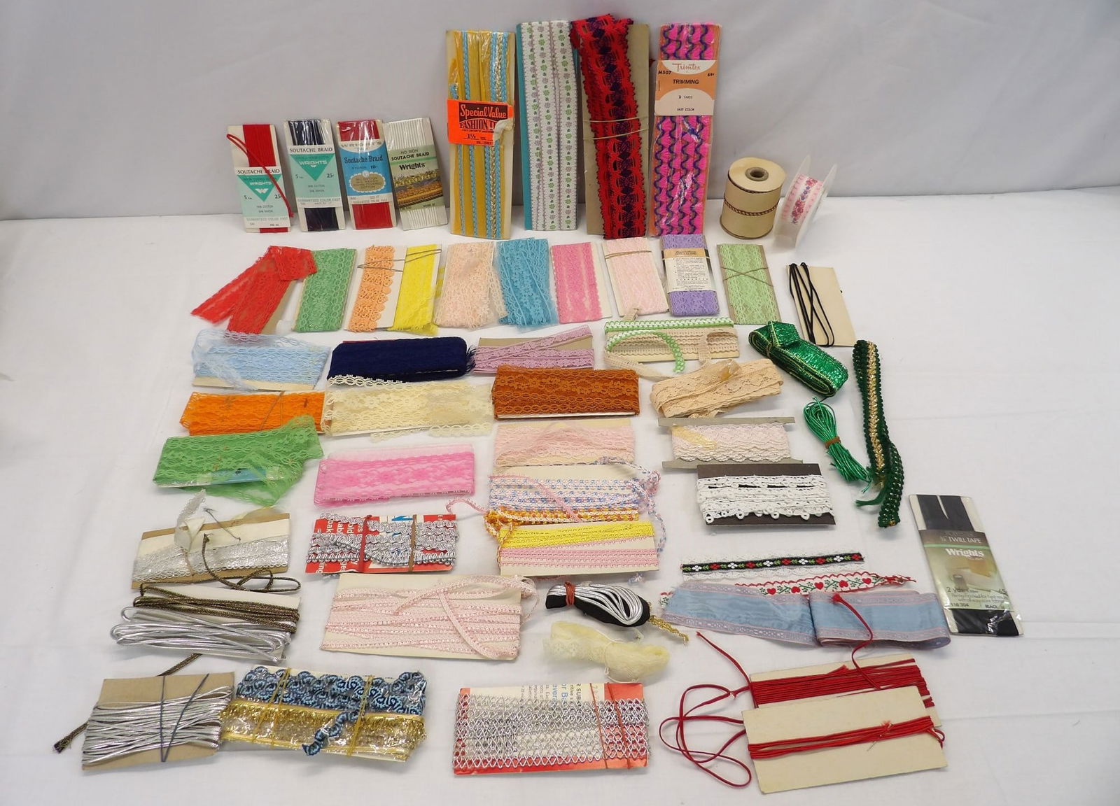 Large Lot of Vintage Lace & Trims: see photo's