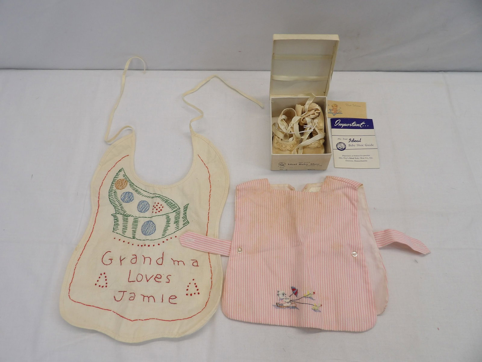 Vintage Baby Lot, Ideal Shoes, Stockings & 2 Bibs: bib with stains, see photo's