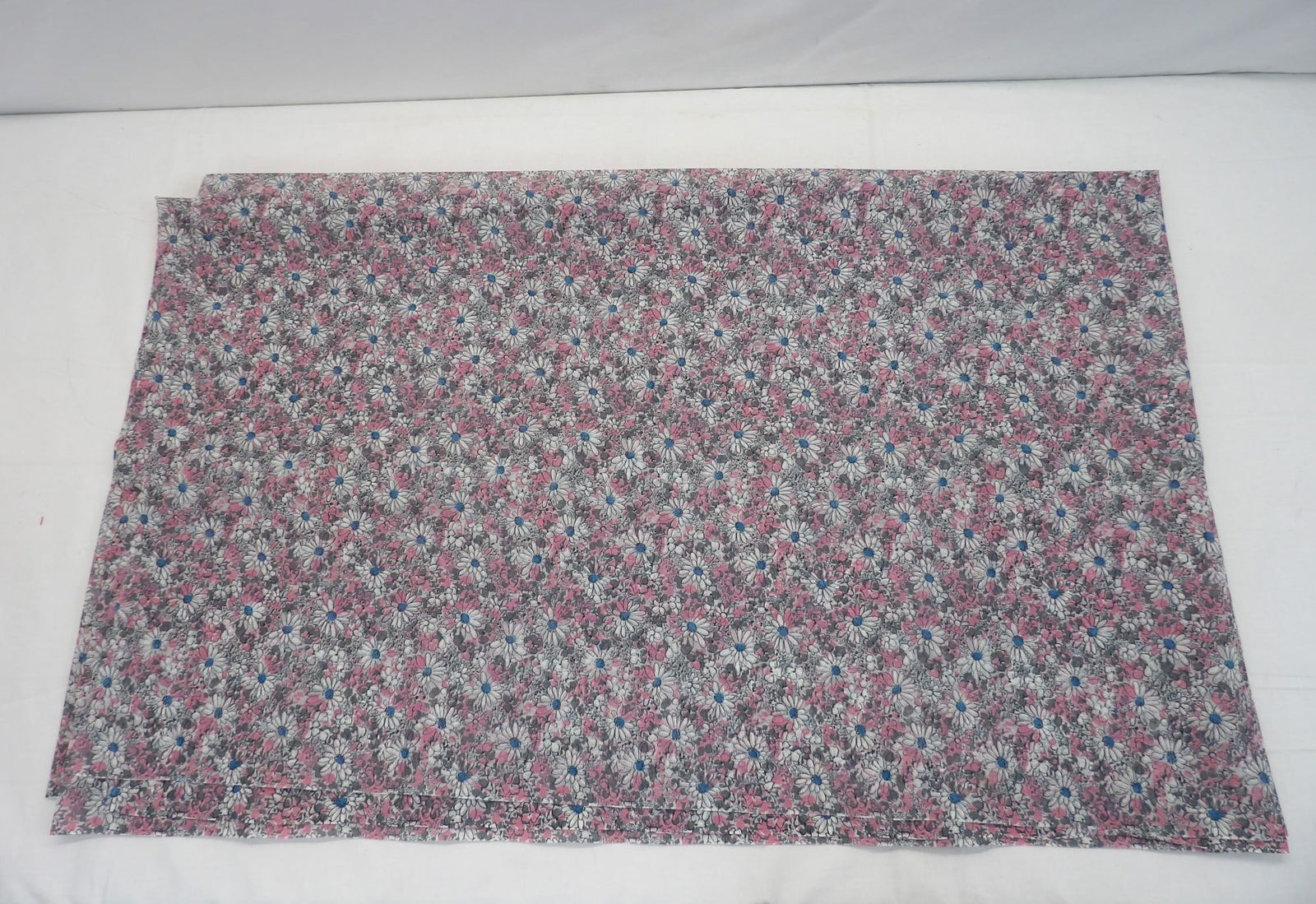 4 Yards Vintage 1960's Daisy Print Floral Fabric: approx. 45 wide, good condition, see photo's