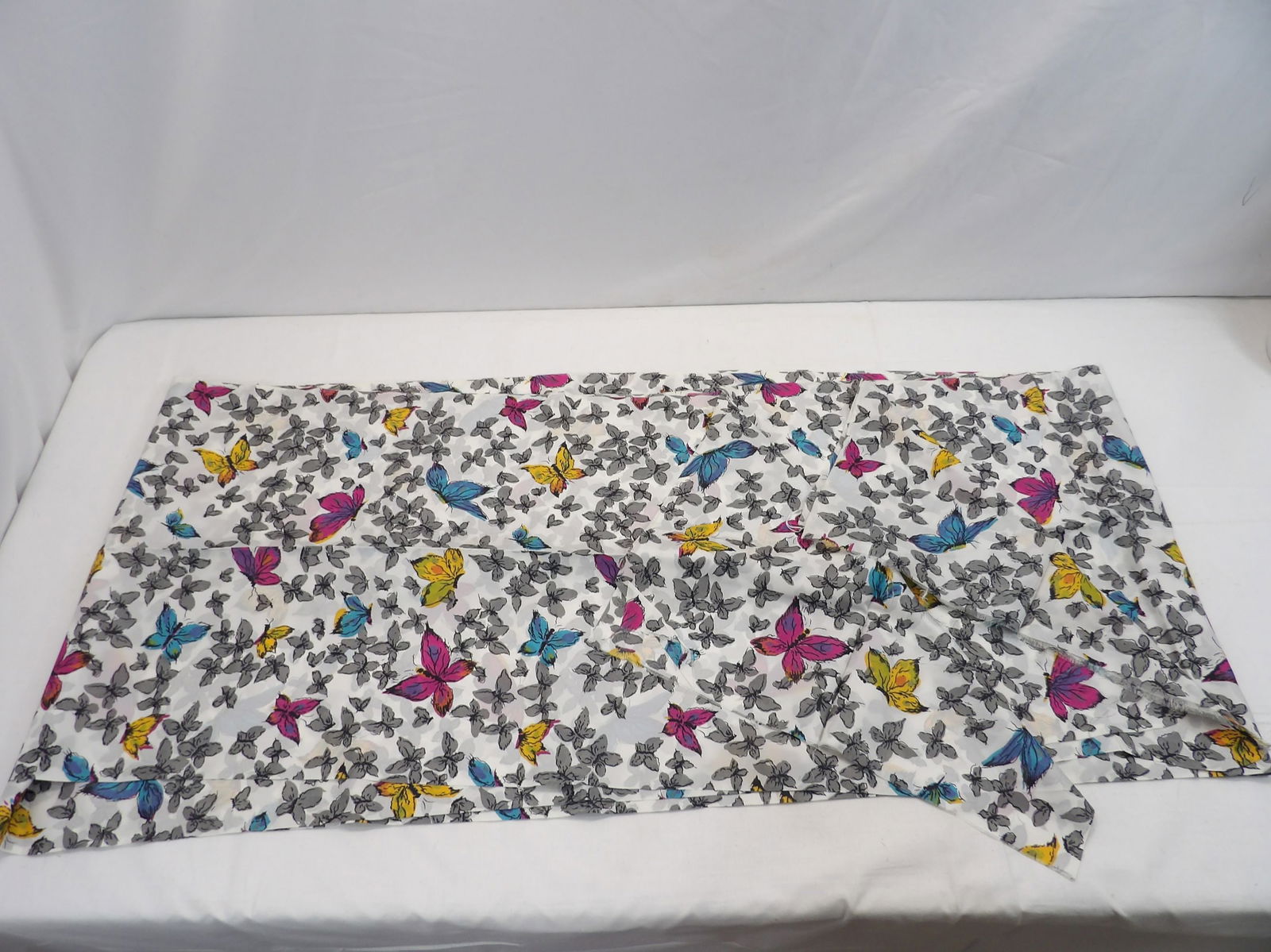 Vintage 1960's Butterfly & Floral Fabric Yardage: approx. 38 x 5.11 Yards, good condition, see photo's