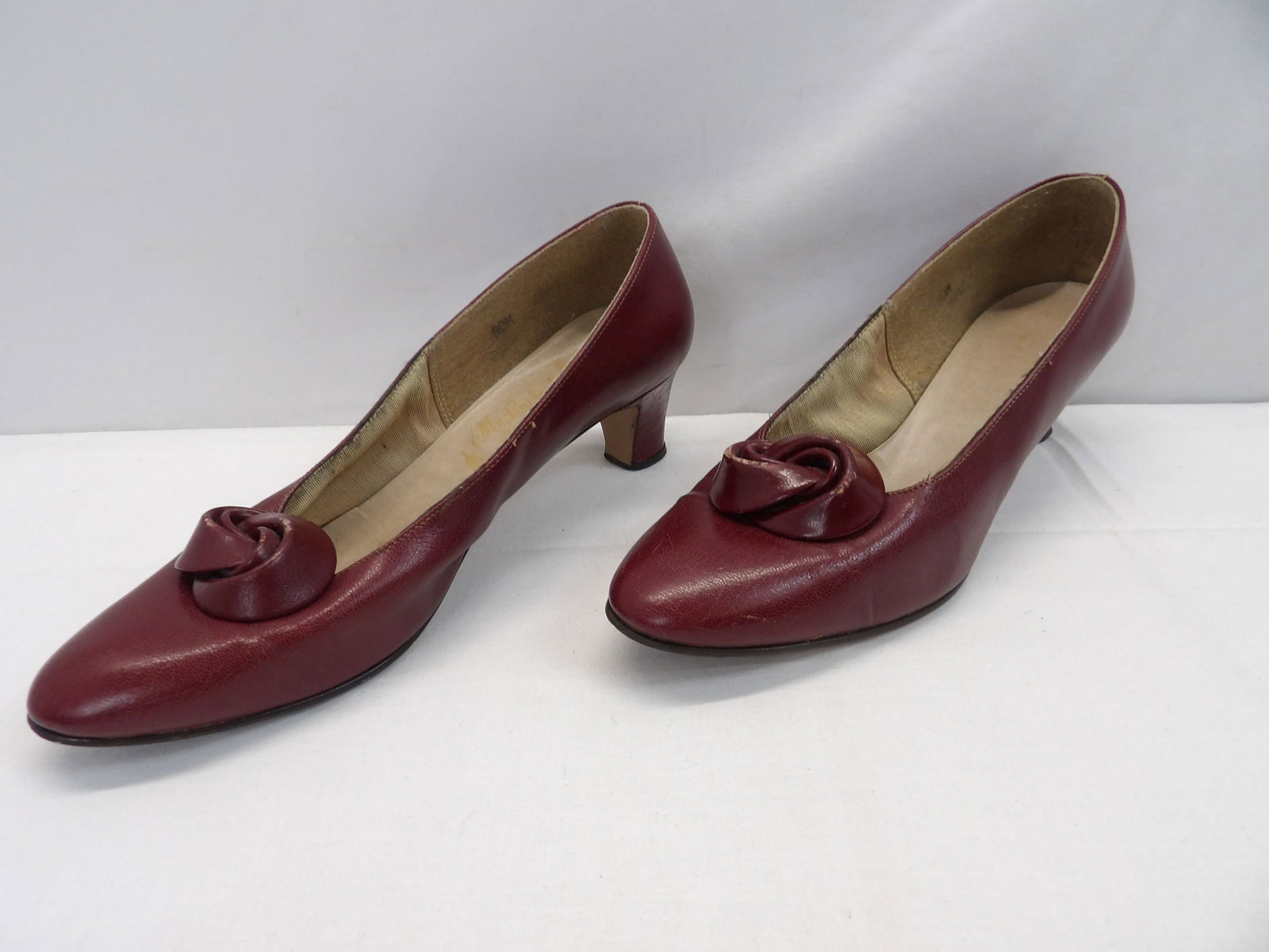 Vintage 1960/70's Red Leather Pumps with Bow: size 9, worn condition, see photo's