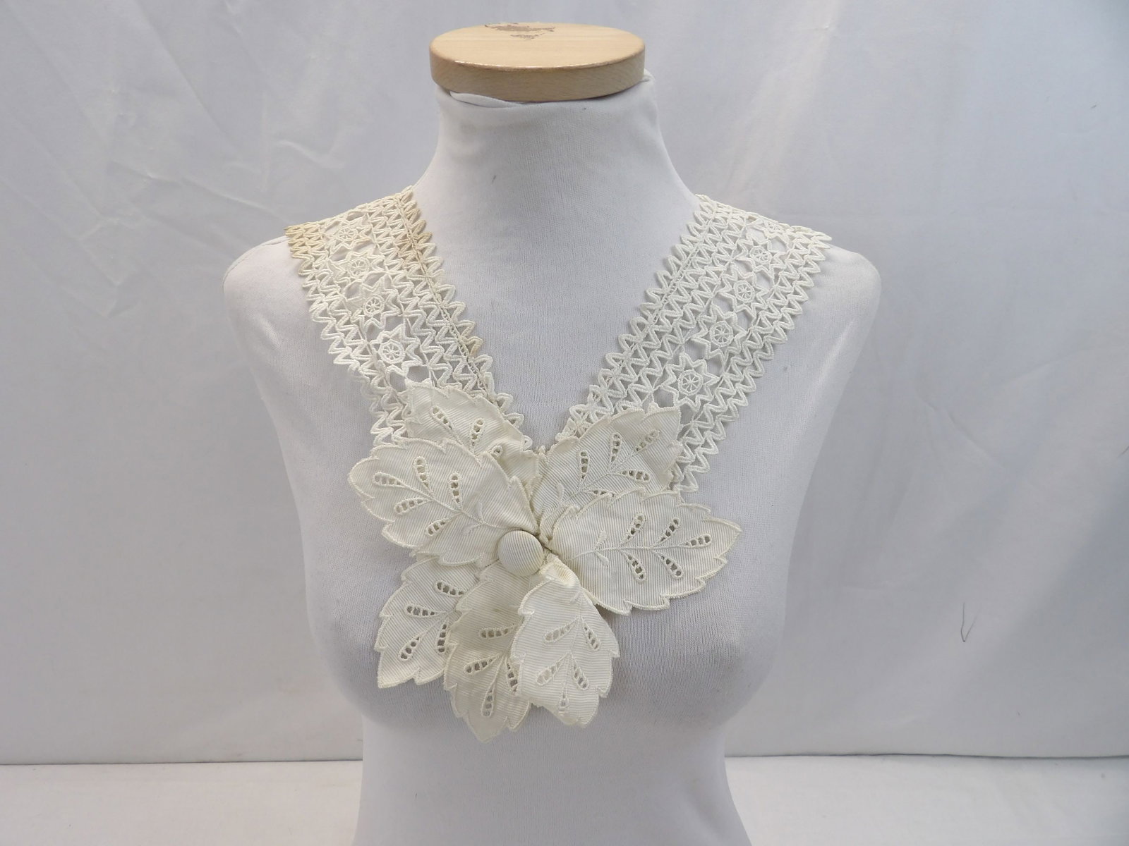 Edwardian Lace Rickrack & Eyelet Collar with Flower: see photo's