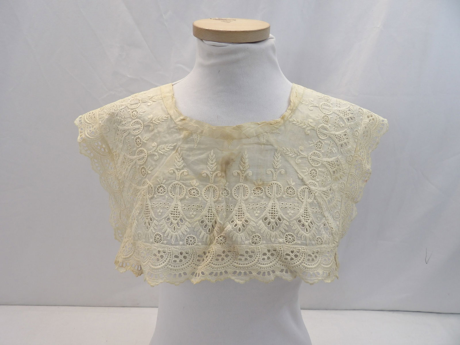 Vintage Victorian Eyelet Lace Collar: approx. 19 inches long, see photo's