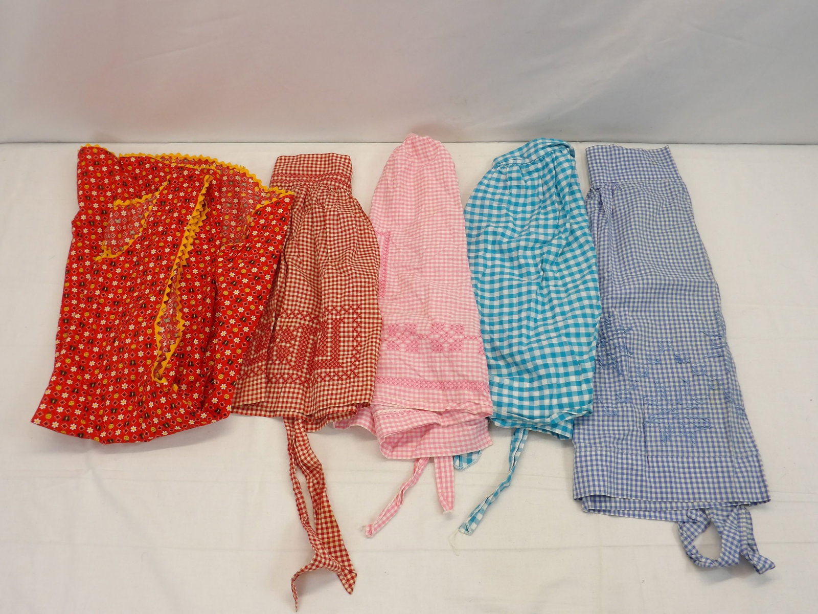 Lot of 5 Vintage Cotton Aprons: see photo's