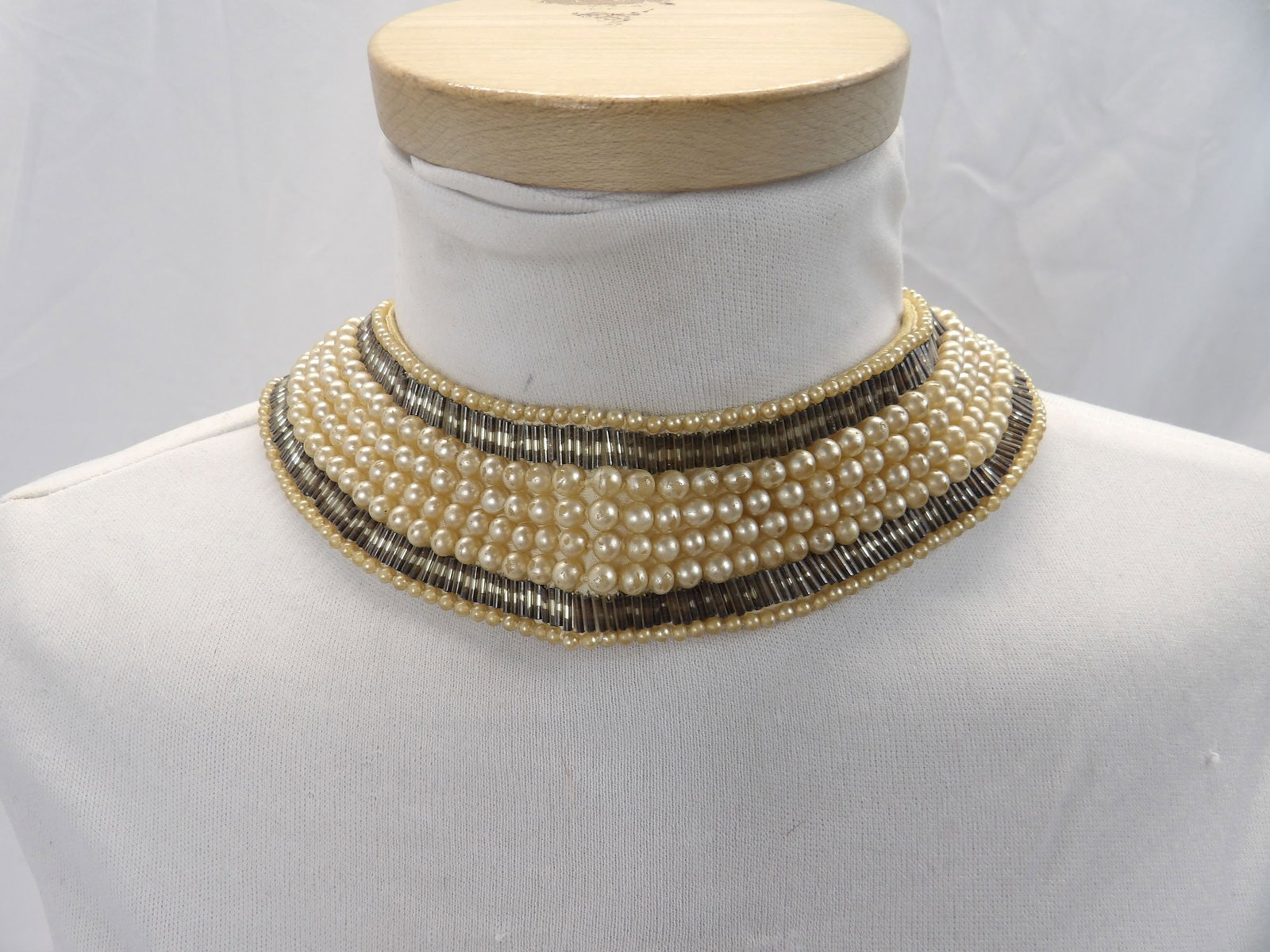 Vintage Beaded Chocker: approx. 16 inches, see photo's