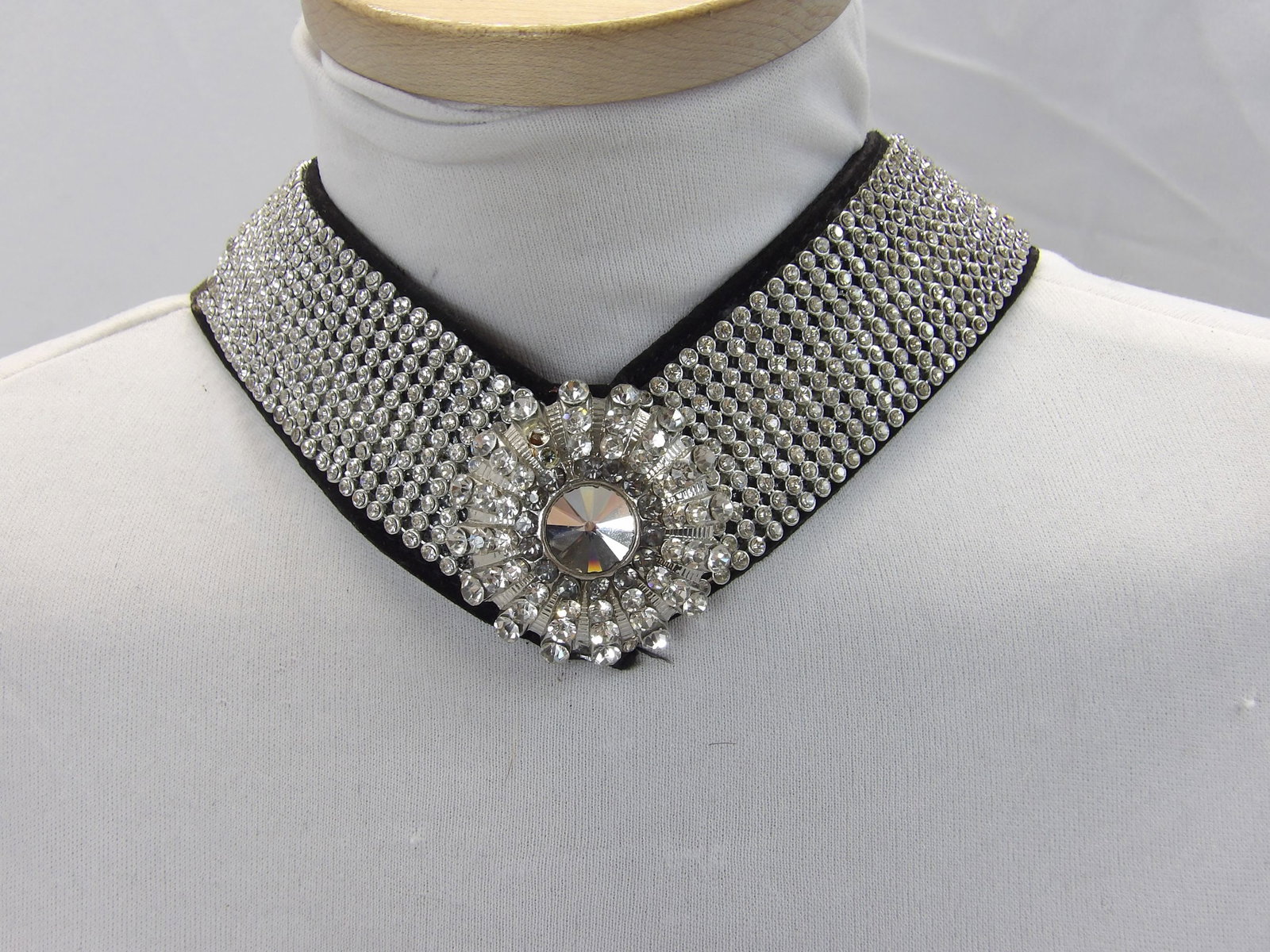 Vintage Rhinestone Chocker with Rhinestone Flower: some missing stones, see photo's