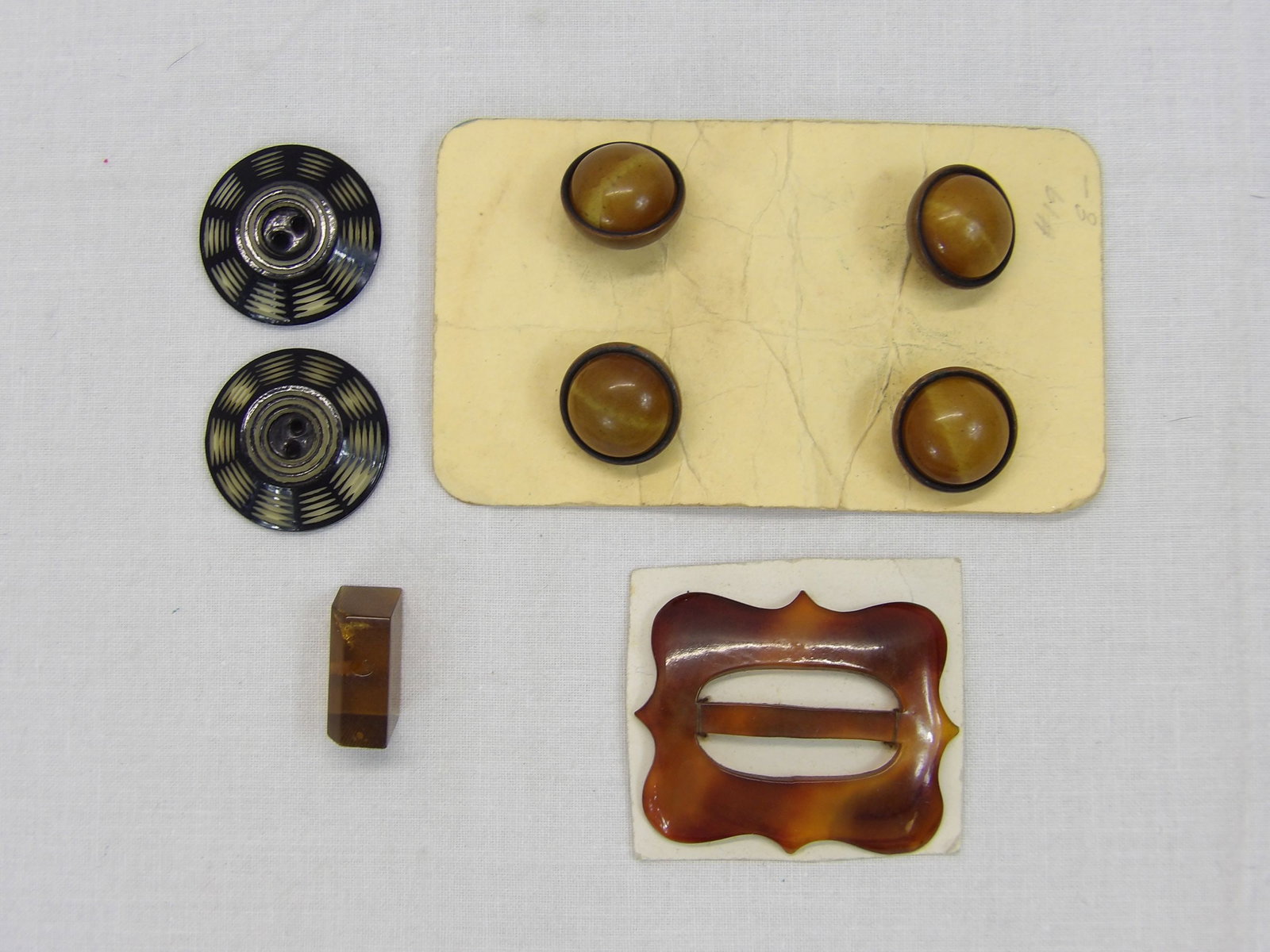 Lot of Vintage Celluloid Buttons & Belt Buckle: see photo's