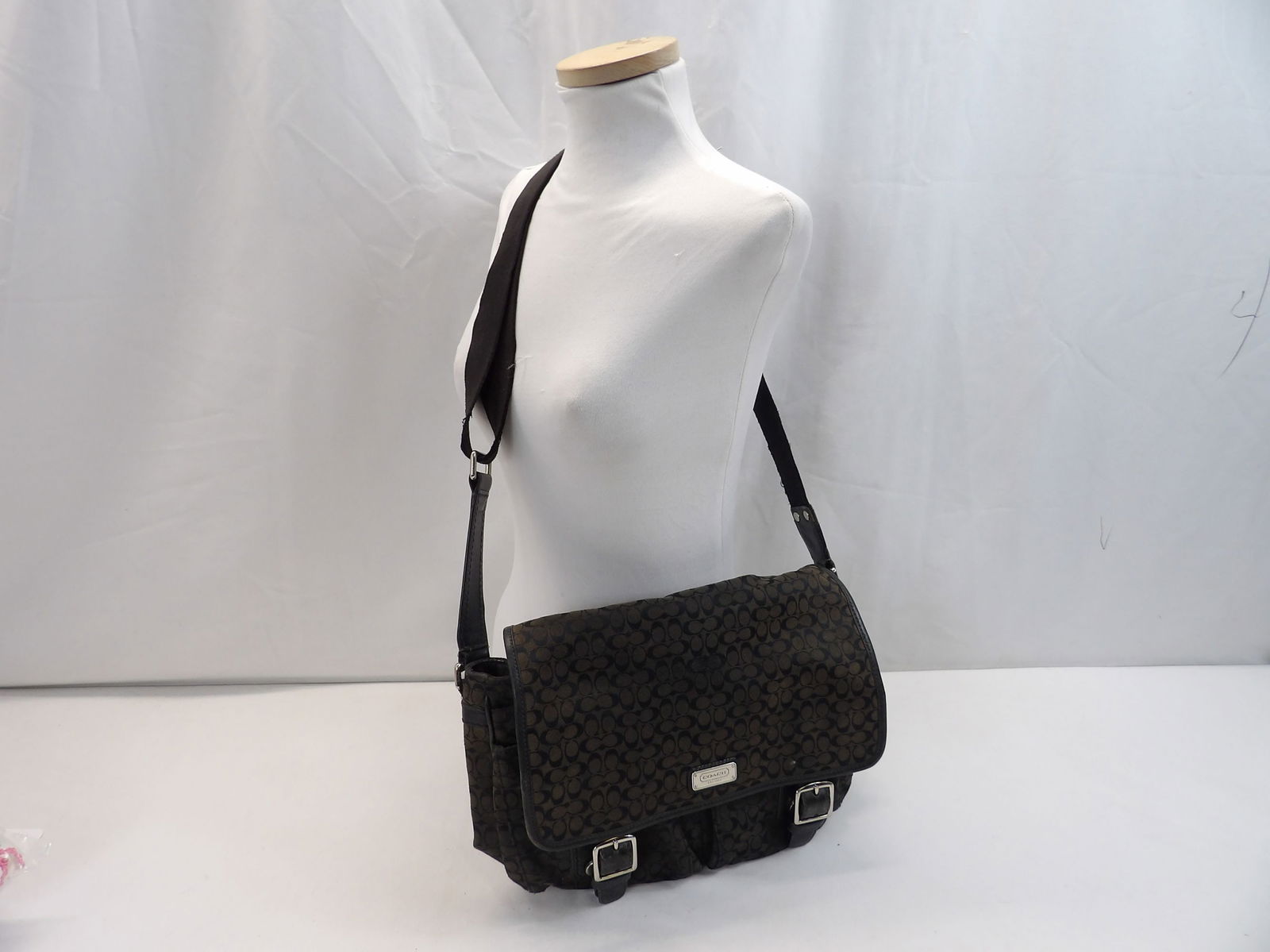 Vintage Coach No E1069-F70283 Fabric Signature Purse with Adjustable Strap: Some inside soil and light wear on bottom, see photo's