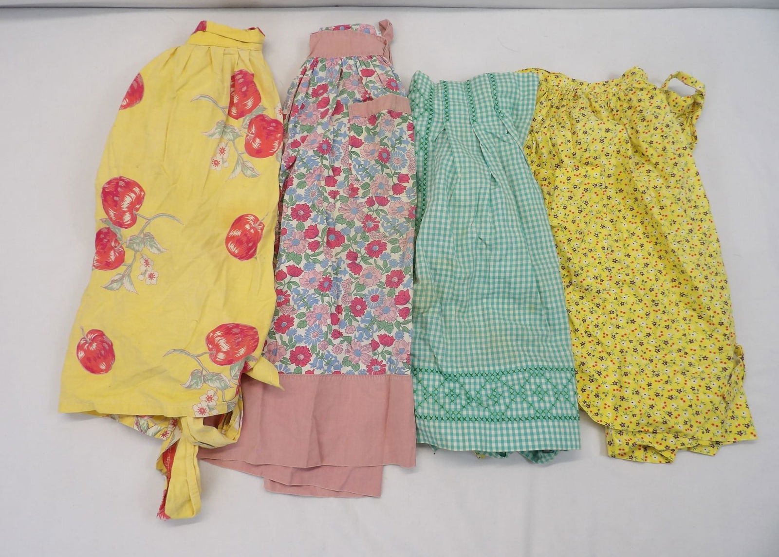 Lot of 4 Vintage Cotton Aprons: see photo's