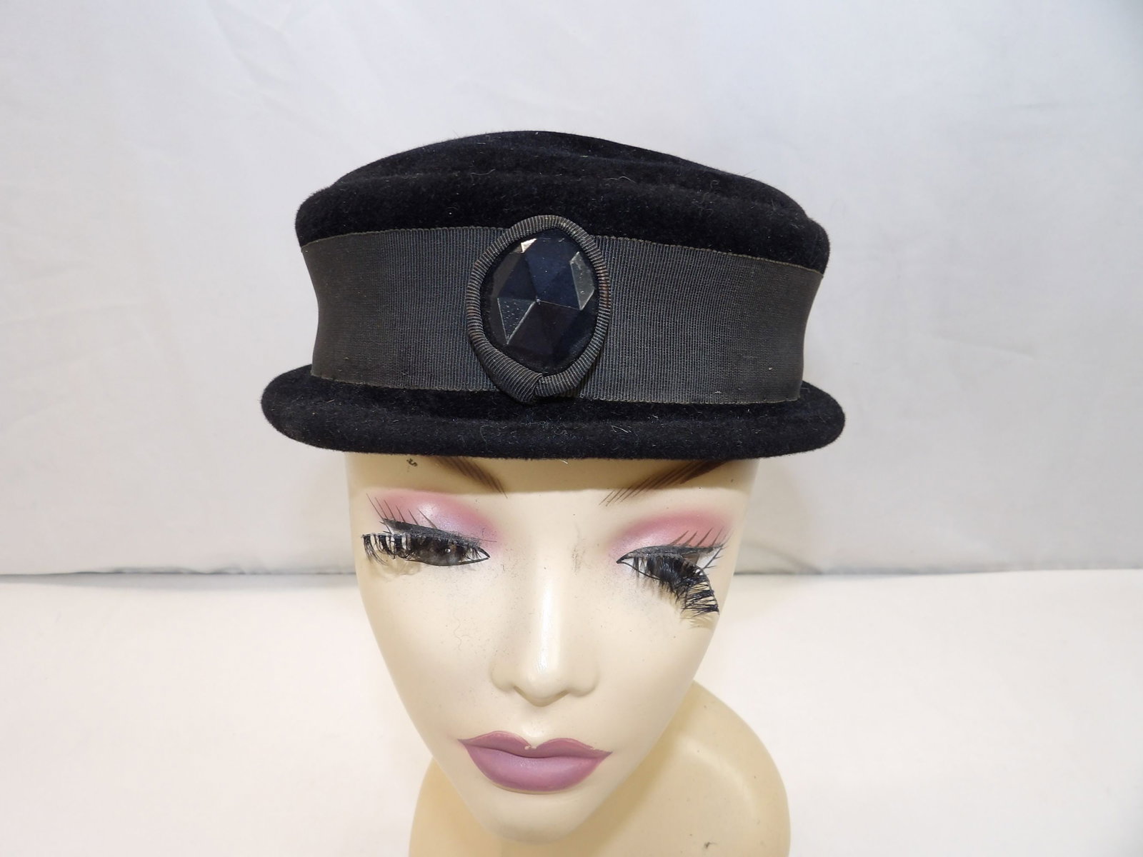 Vintage 1940/50's Black Blush Pill Box Hat with Large Black Jet Glass Bead (1 of 10)