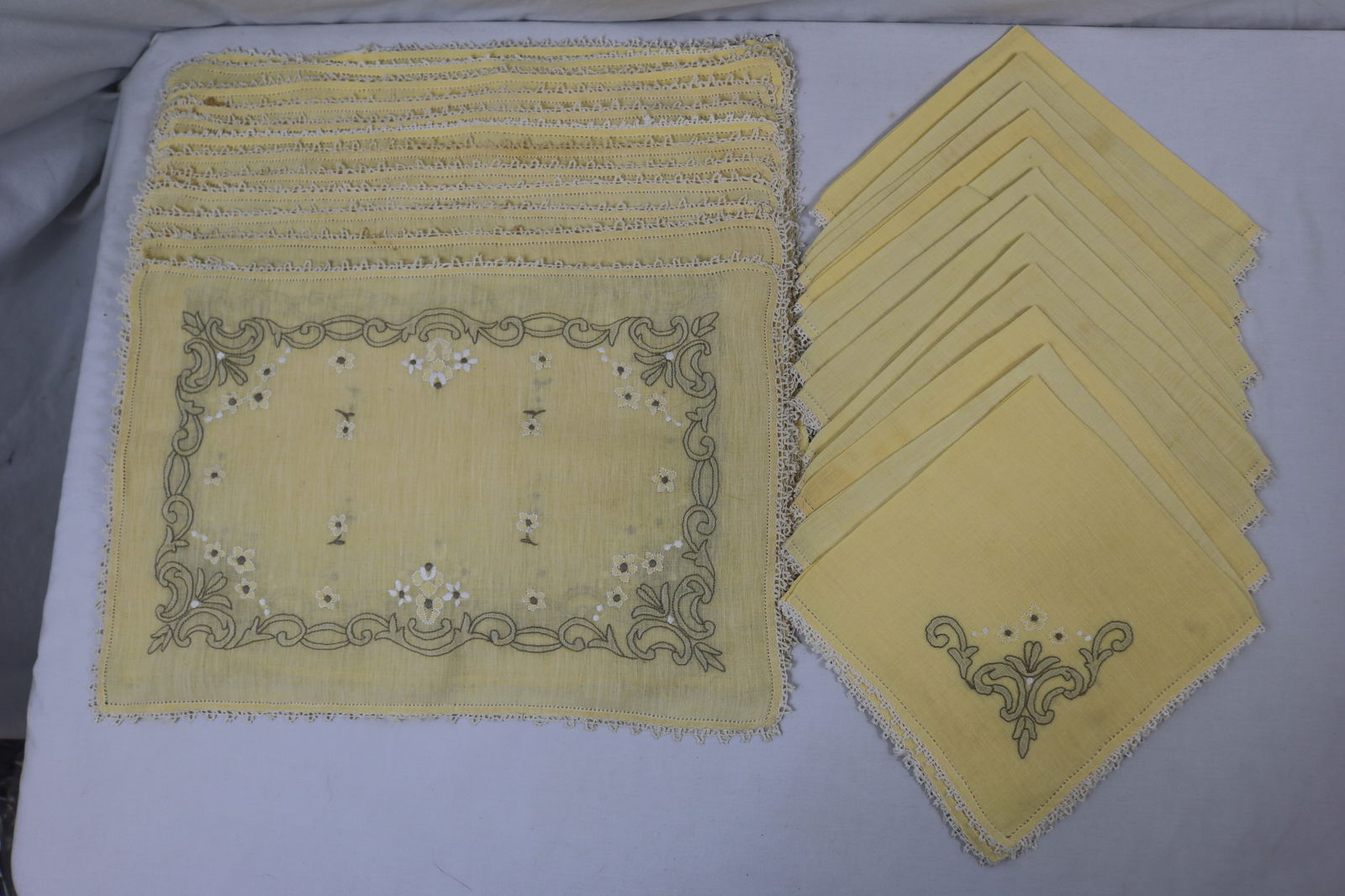 Lot of 12 Vintage Yellow Embroidered Placemats & Napkins: beautiful set, see photo's