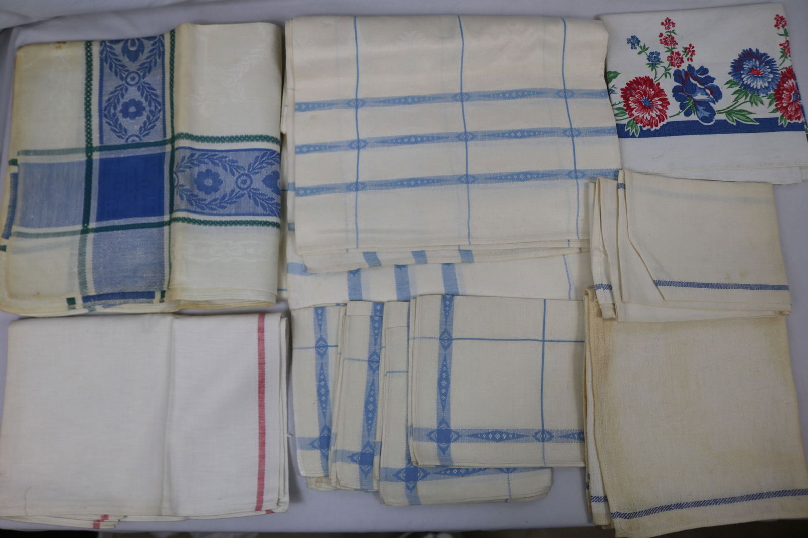 Lot of Vintage Kitchen Tablecloths & Towels (1 of 9)
