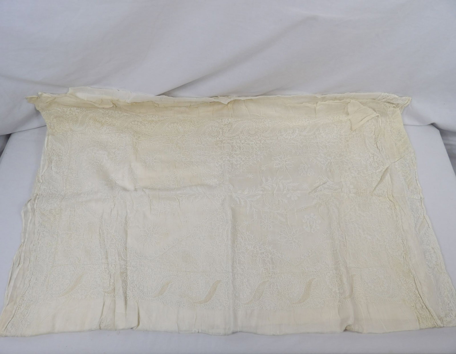 Vintage Yardage of Embroidered Tissue Linen, 16 Feet: approx. 40 x 192, see photo's
