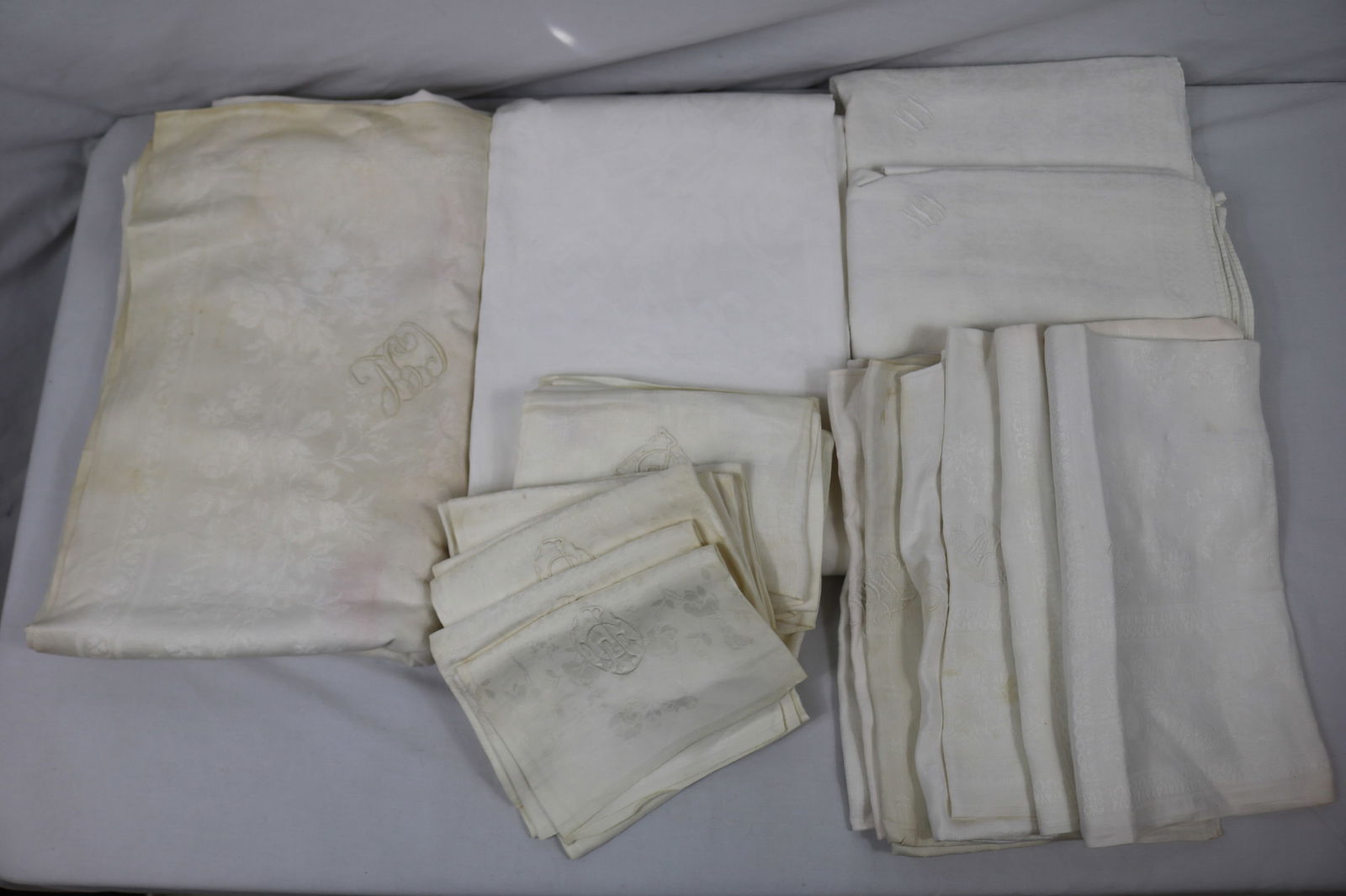 Lot of Vintage Damask Tablecloths & Napkin Sets (1 of 11)