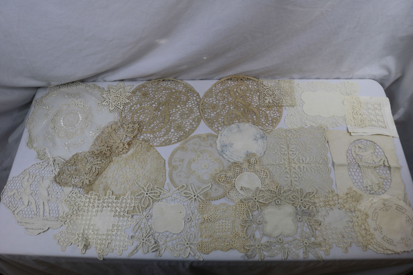 Lot of Vintage & Antique Fine Lace Doilies: see photo's