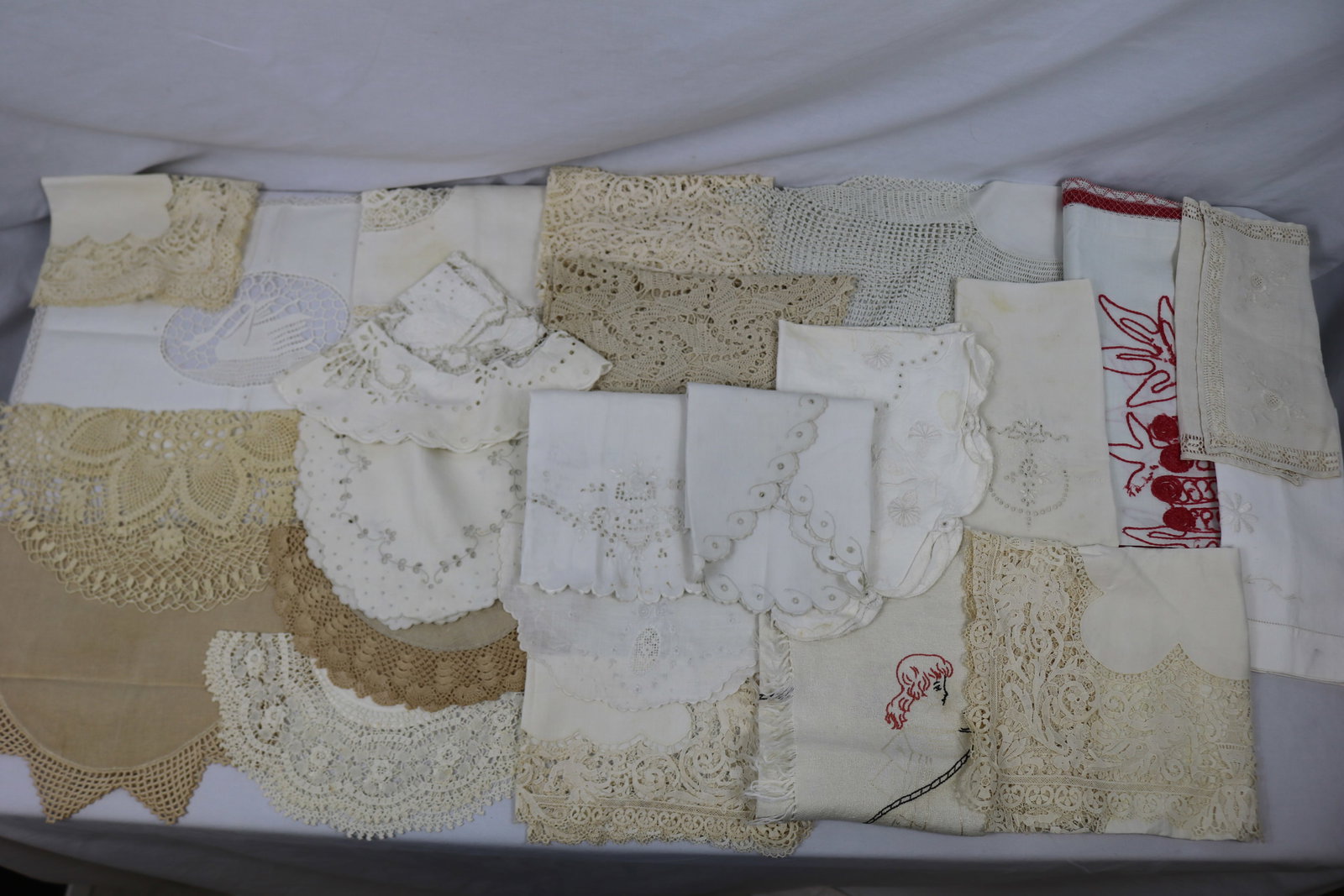Lot of Vintage Lace & Linen Doilies: see photo's