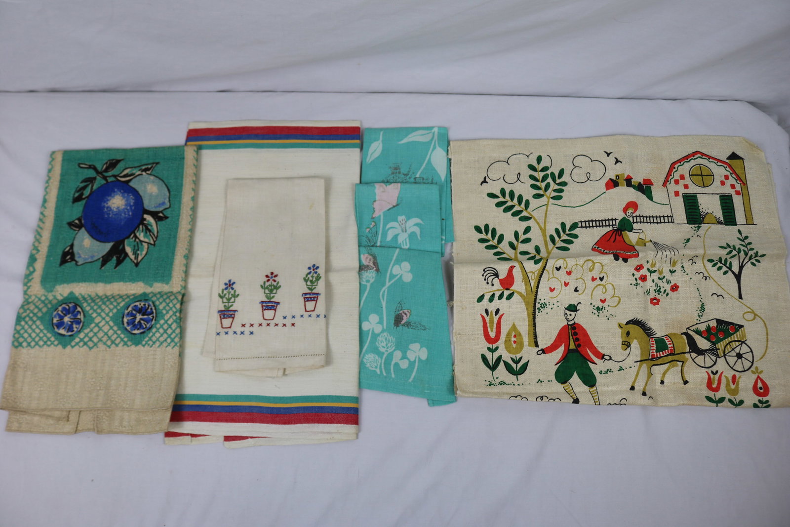 Lot of 7 Vintage Hand & Kitchen Towels: see photo's