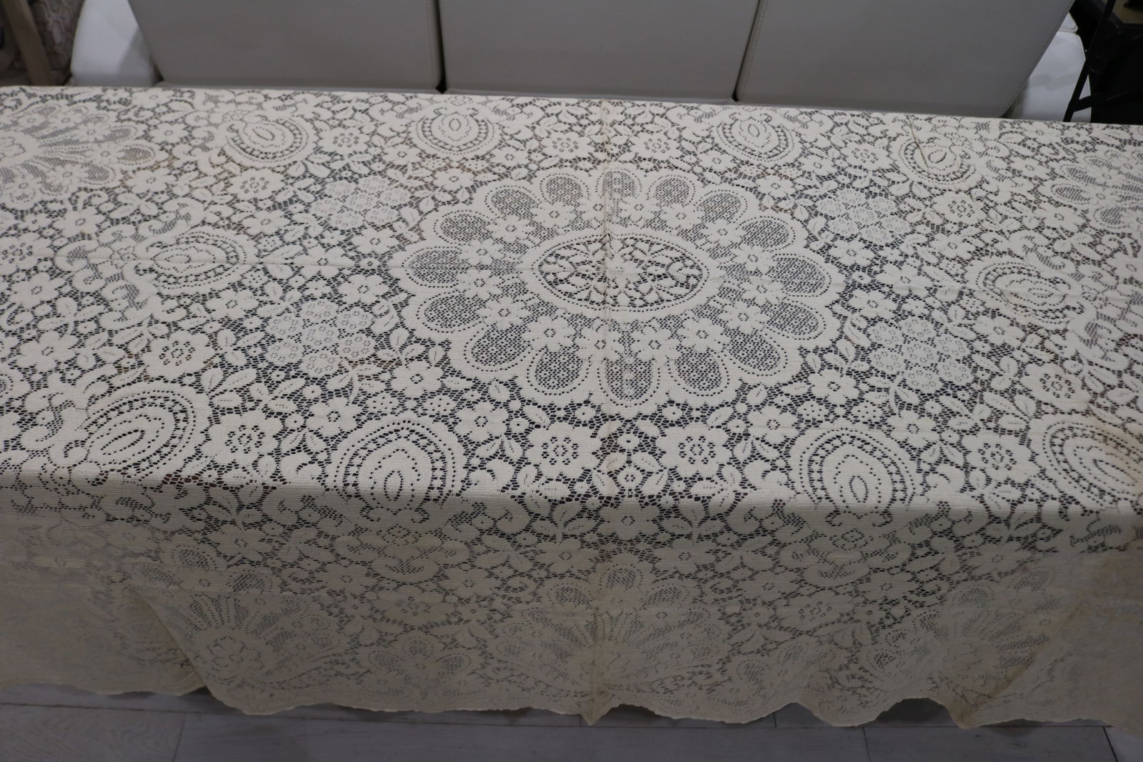 Vintage Quaker Lace Tablecloth: approx. 80 x 63, some fold marks, see photo's