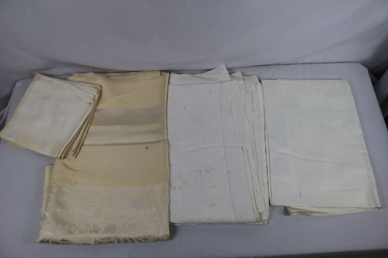 Lot of 3 Vintage Damask Tablecloths, Pale Yellow with 8 Napkins (1 of 8)