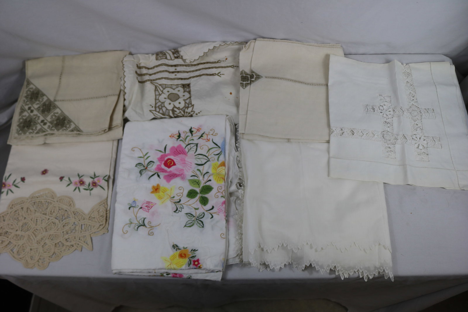 Lot of Vintage Linen with Tablecloths & Runners (1 of 9)
