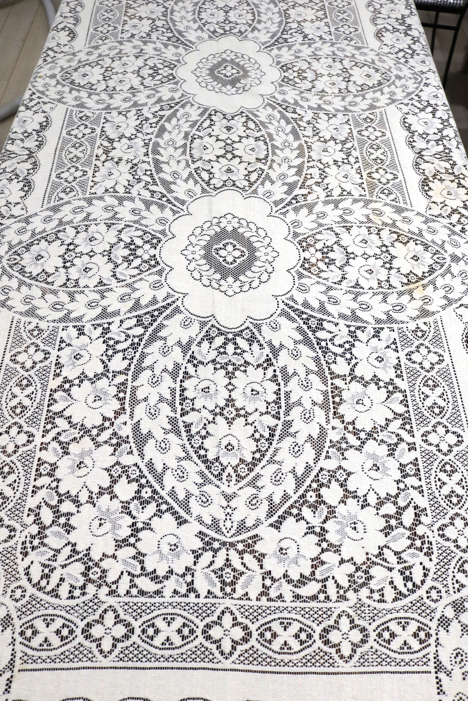 Vintage Quaker Lace Tablecloth, Floral Design: approx. 106 x 70, some yellow & Pinkish spots , see photo's