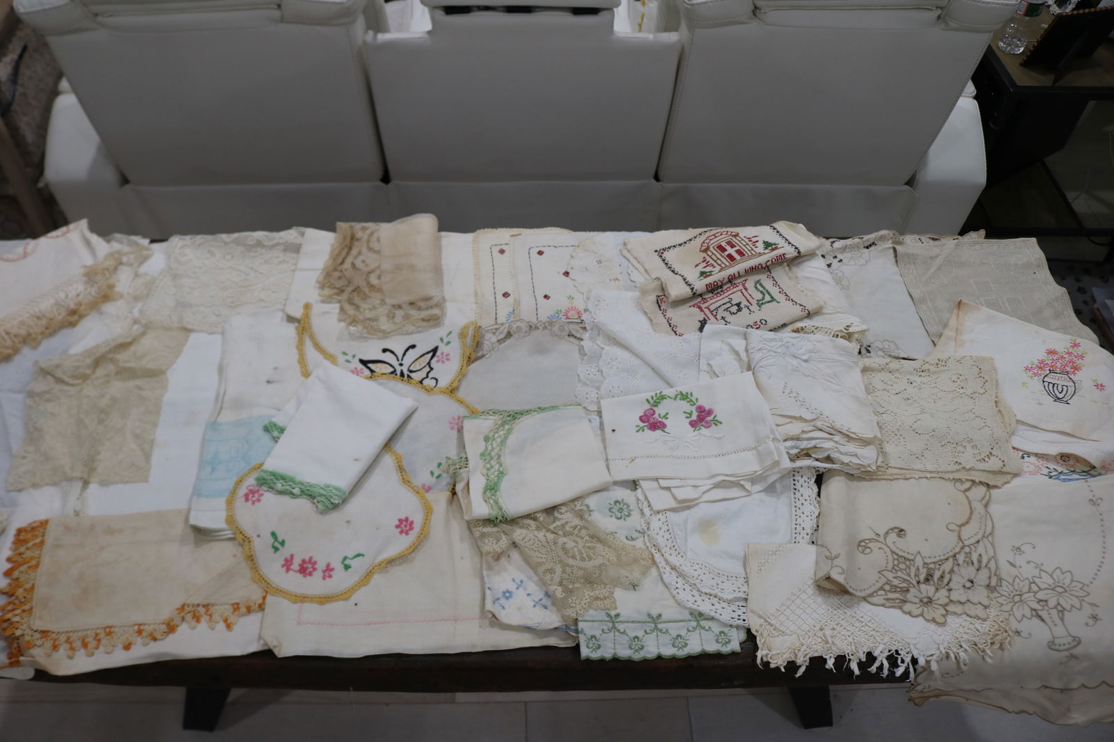 Large Lot of Vintage Linens/Doilies/Runners, Embroidered & Lace (1 of 9)
