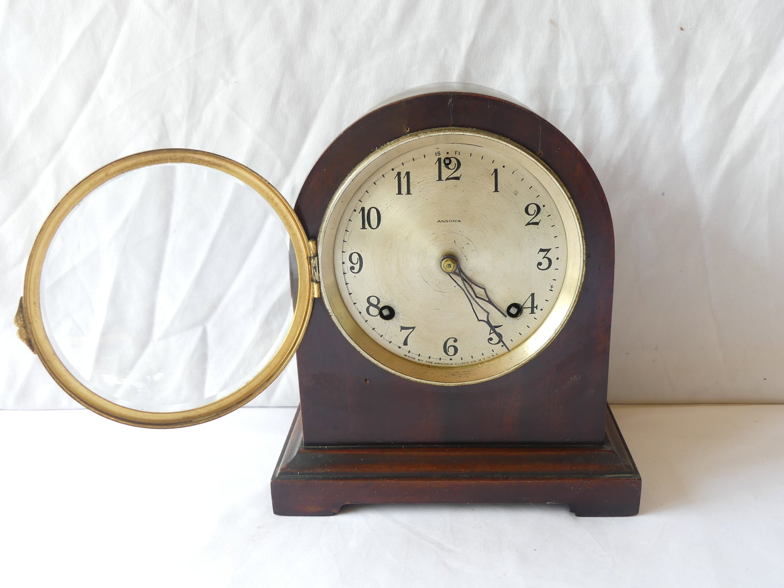 Vintage Ansonia Wood Mantel/Shelf Clock: approx. 9 1/4 tall, 8 1/2 wide, see photo's