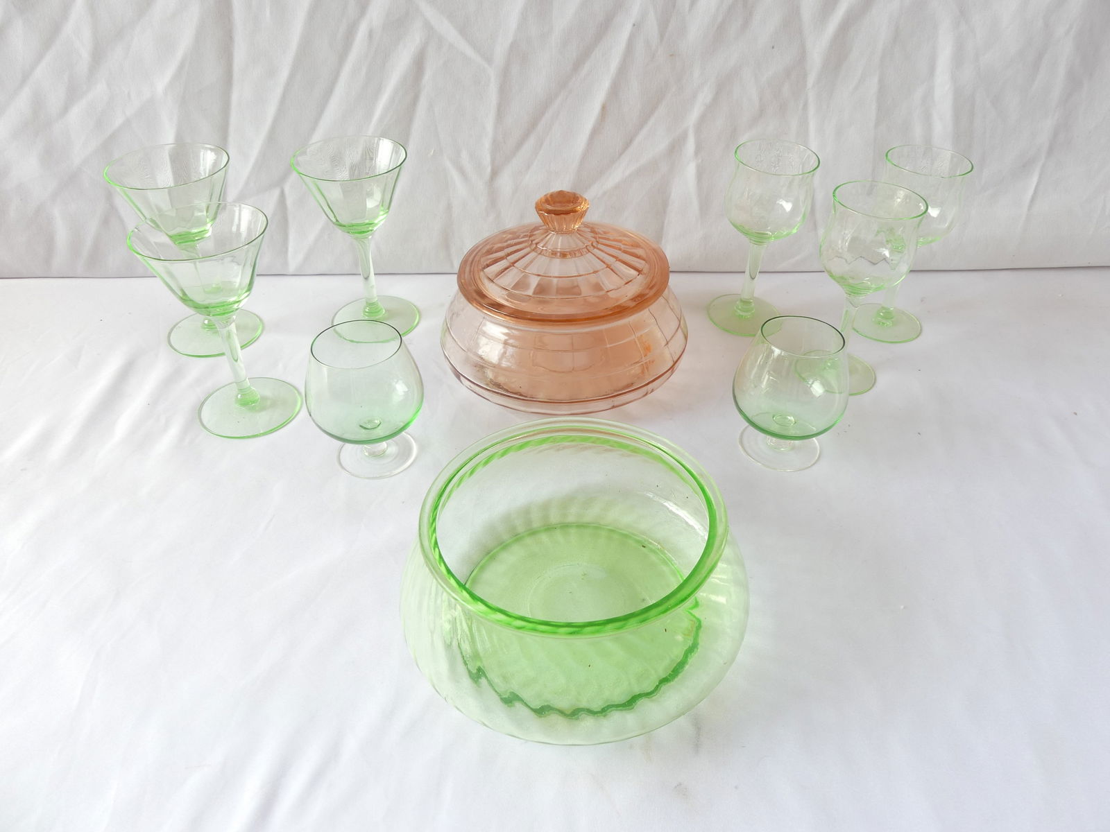 Lot with 8 Green Depression Glasses, Pink Candy Dish with Cover & Green Candy Dish (1 of 14)