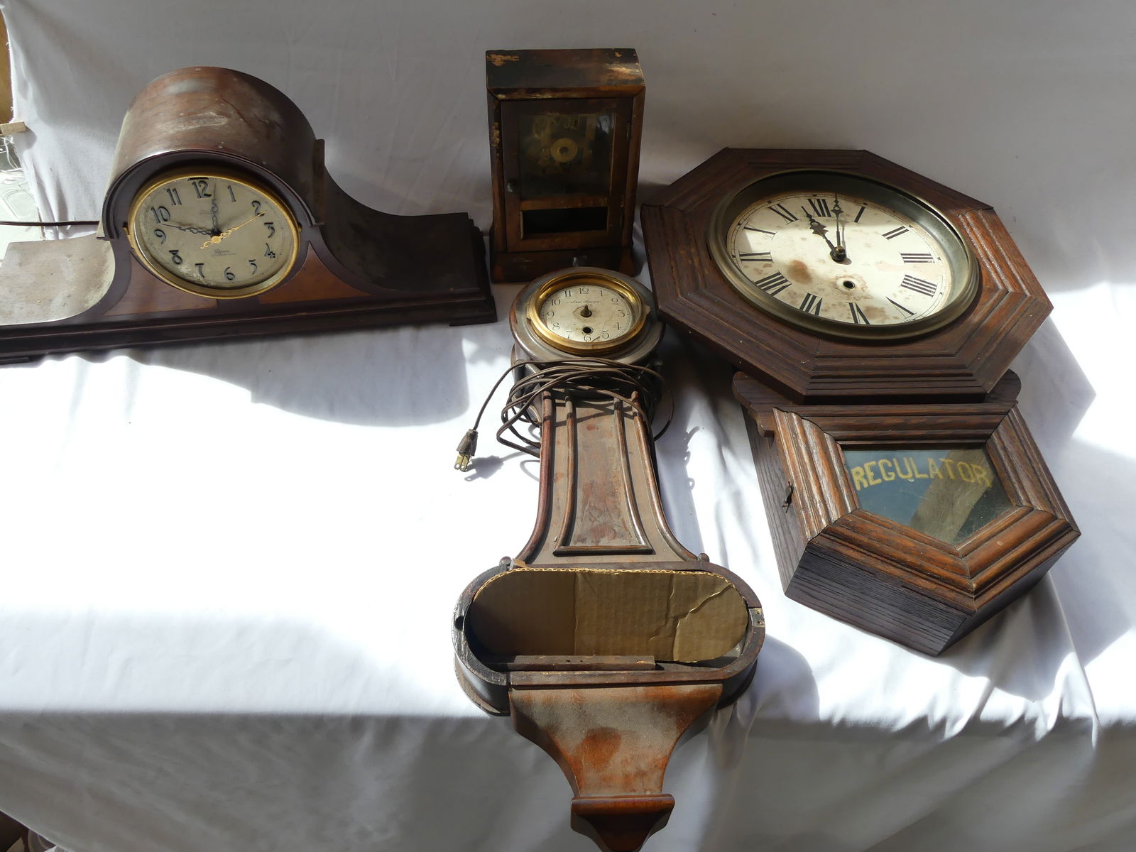 Lot of 4 Vintage Clocks (1 of 5)